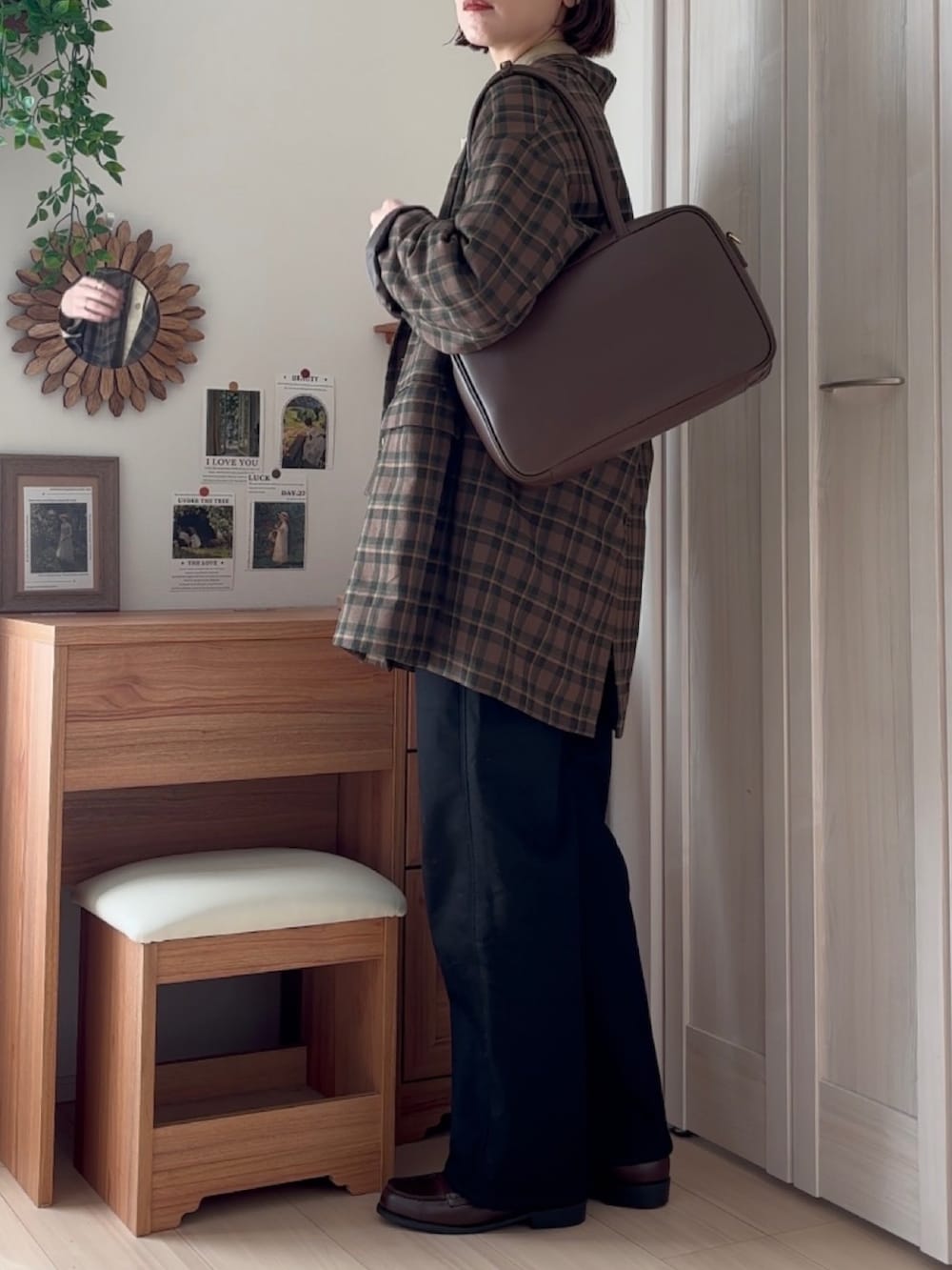 ブラック系のその他パンツ、ベージュ系のシャツ/ブラウス、ブラウン系のその他アウターを着用したレディースの冬コーディネートの2枚目の写真