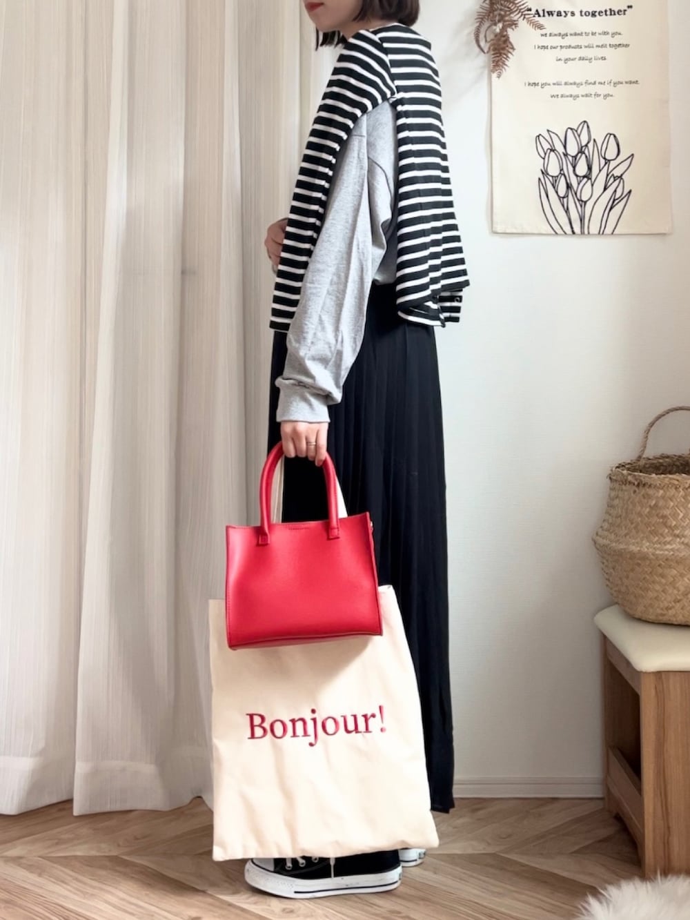 グレー系のTシャツ/カットソー、レッド系のトートバッグ、レッド系のボストンバッグを着用したレディースの夏コーディネートの2枚目の写真