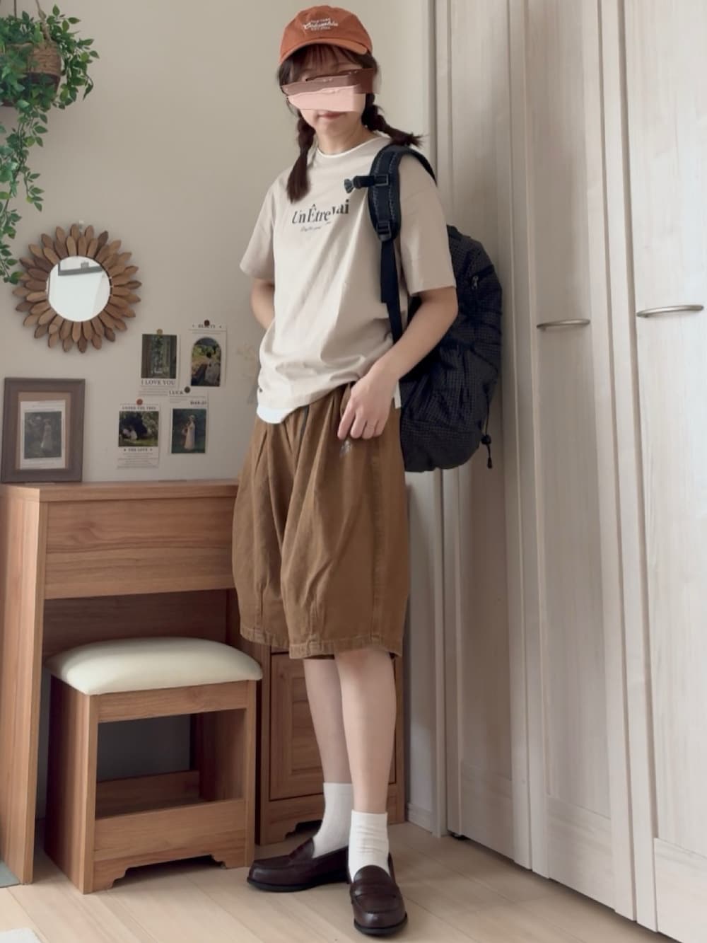 ベージュ系のTシャツ/カットソー、ベージュ系のその他パンツ、ブラック系のバックパック/リュックを着用したレディースの夏コーディネートの3枚目の写真