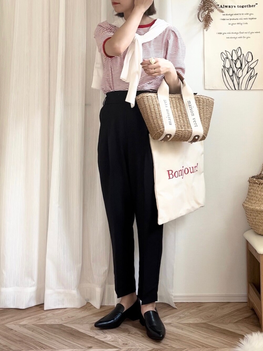 レッド系のTシャツ/カットソー、ブラック系のその他パンツ、レッド系のトートバッグを着用したレディースの夏コーディネートの2枚目の写真