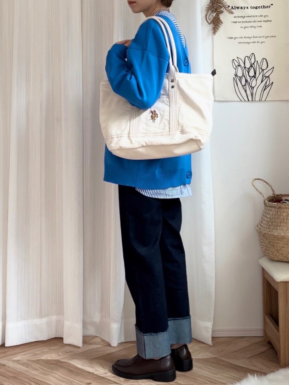 ブルー系のカーディガン/ボレロ、ブルー系のシャツ/ブラウス、ブルー系のデニムパンツを着用したレディースの冬コーディネートの2枚目の写真