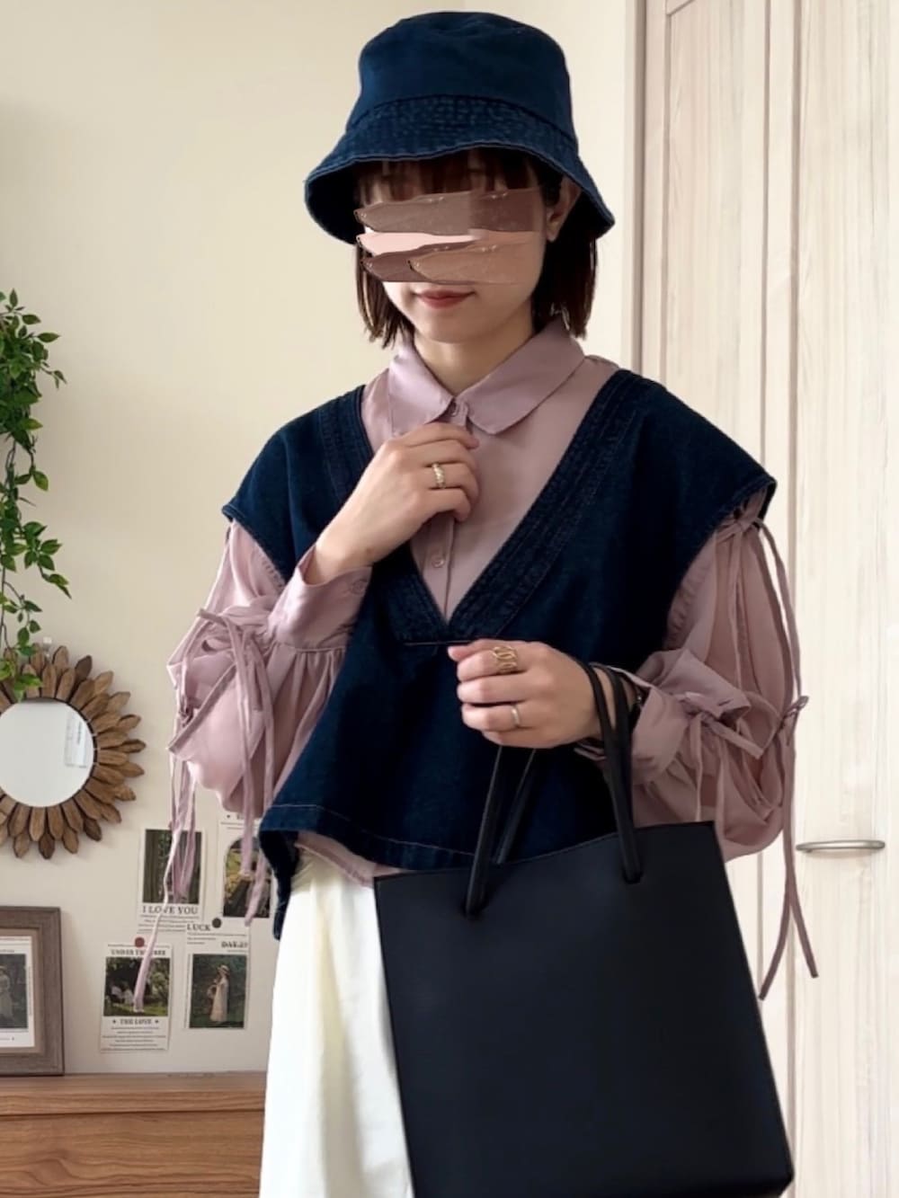 ピンク系のシャツ/ブラウス、ブルー系のベスト、ホワイト系のデニムパンツを着用したレディースの夏コーディネートの2枚目の写真