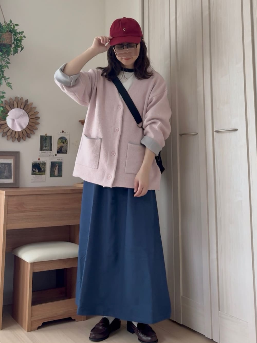 ブルー系のスカート、ブラック系のボストンバッグを着用したレディースの春コーディネートの2枚目の写真