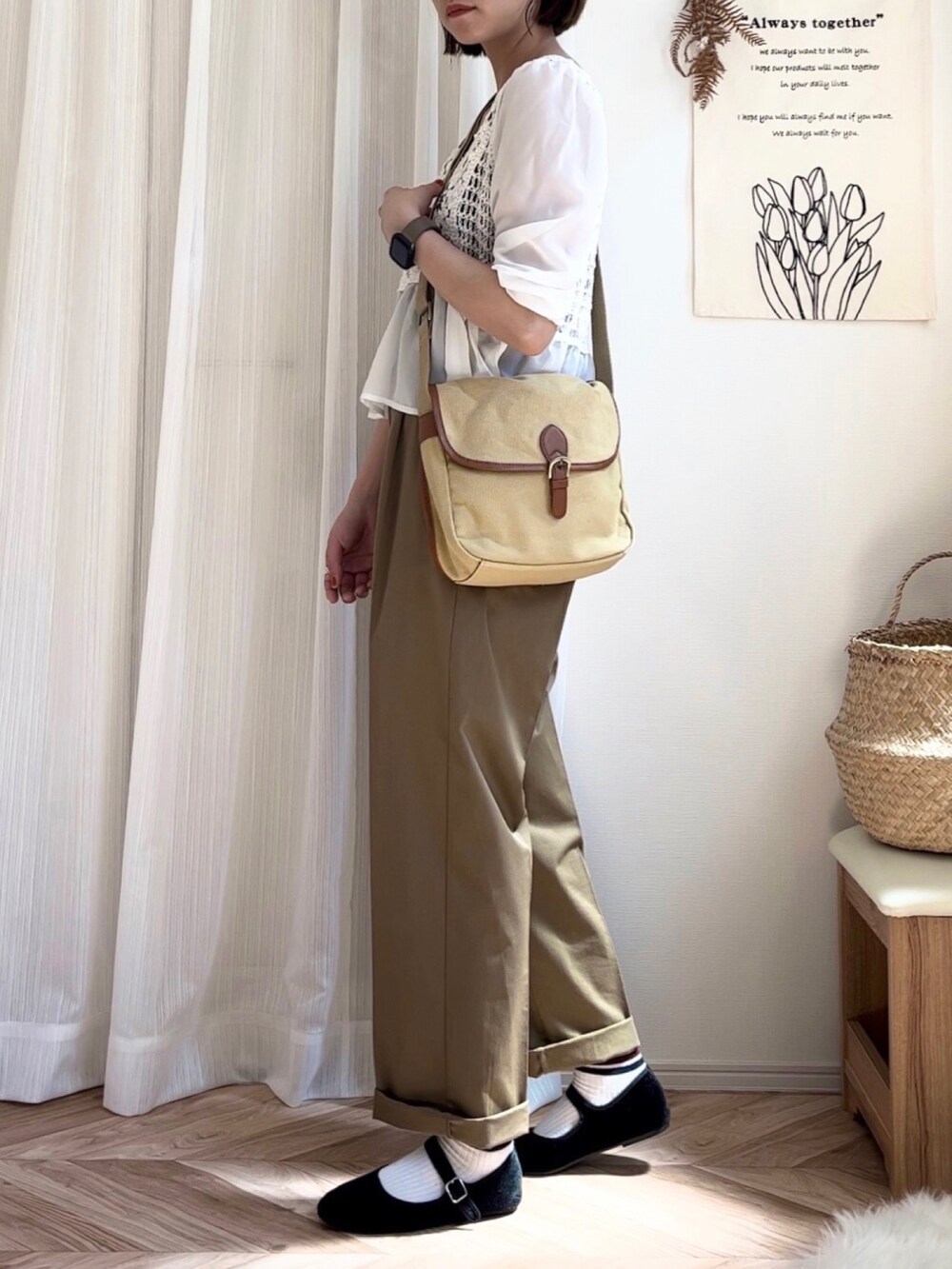 グリーン系のチノパンツ、ベージュ系のショルダーバッグ、ブラック系のバレエシューズを着用したレディースの夏コーディネートの2枚目の写真