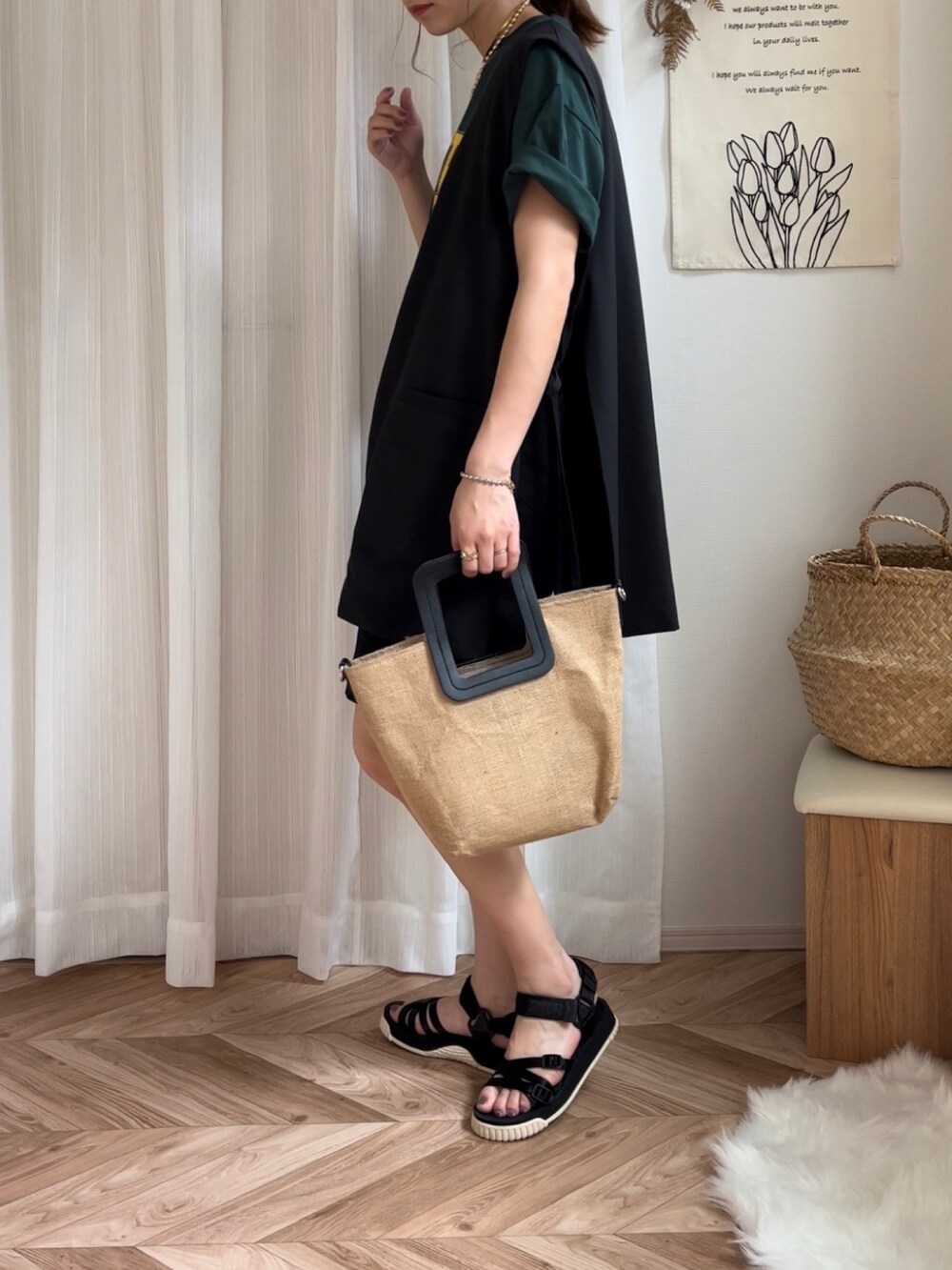 グリーン系のTシャツ/カットソー、ブラック系のベスト、ブラック系のその他パンツを着用したレディースの夏コーディネートの2枚目の写真