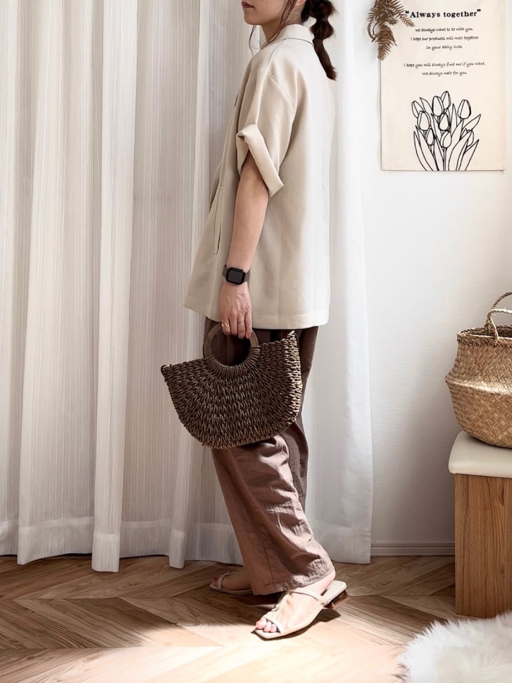 ホワイト系のシャツ/ブラウス、ブラウン系のキャミソール、ブラウン系のショルダーバッグを着用したレディースの夏コーディネートの3枚目の写真