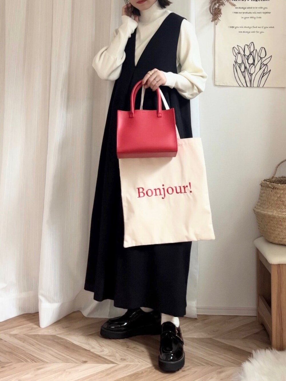 ホワイト系のニット/セーター、ブラック系のワンピース、レッド系のボストンバッグを着用したレディースの秋コーディネートの4枚目の写真