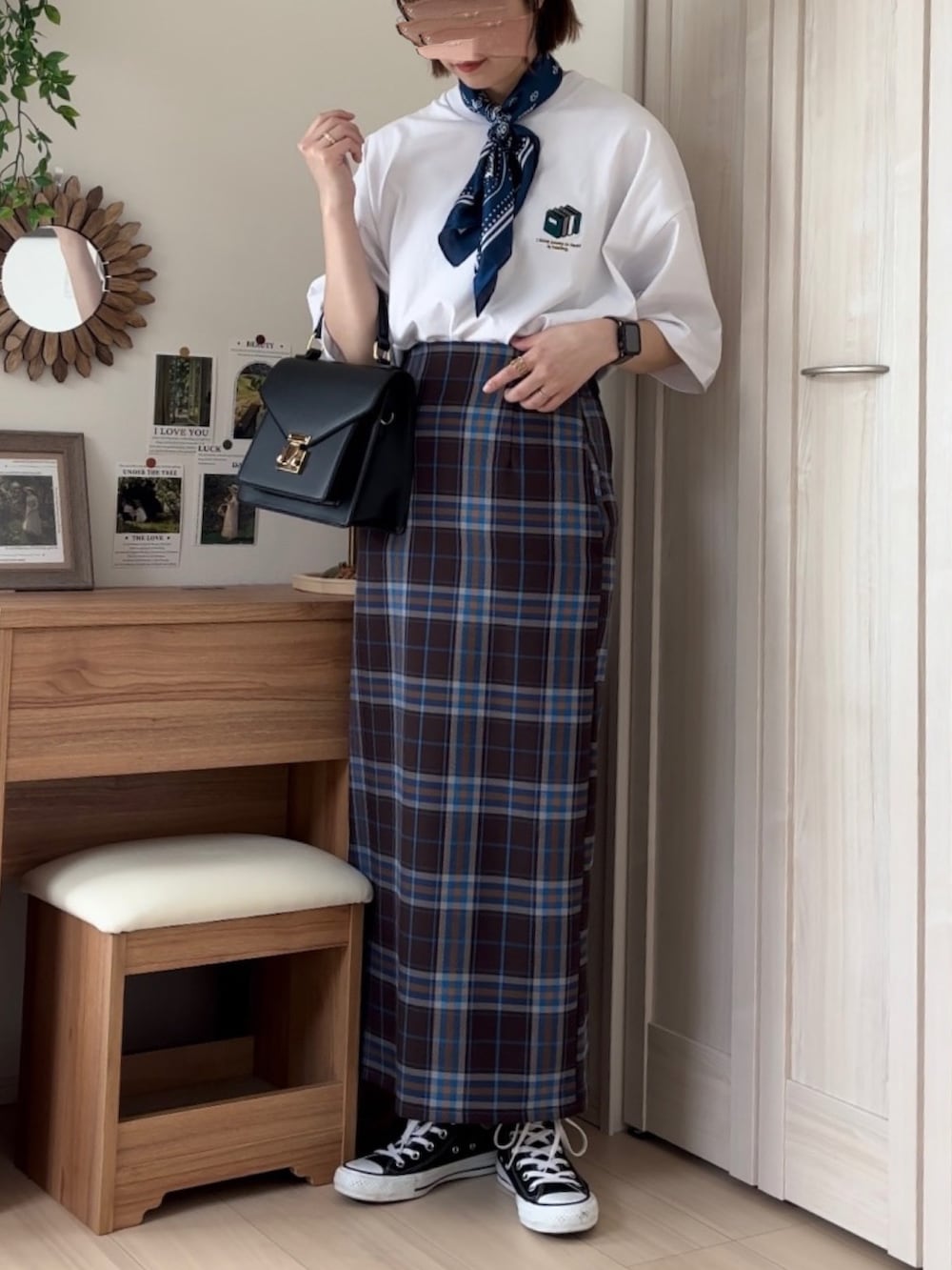 ホワイト系のTシャツ/カットソー、ブラウン系のスカート、ブラック系のスニーカーを着用したレディースの春コーディネートの4枚目の写真