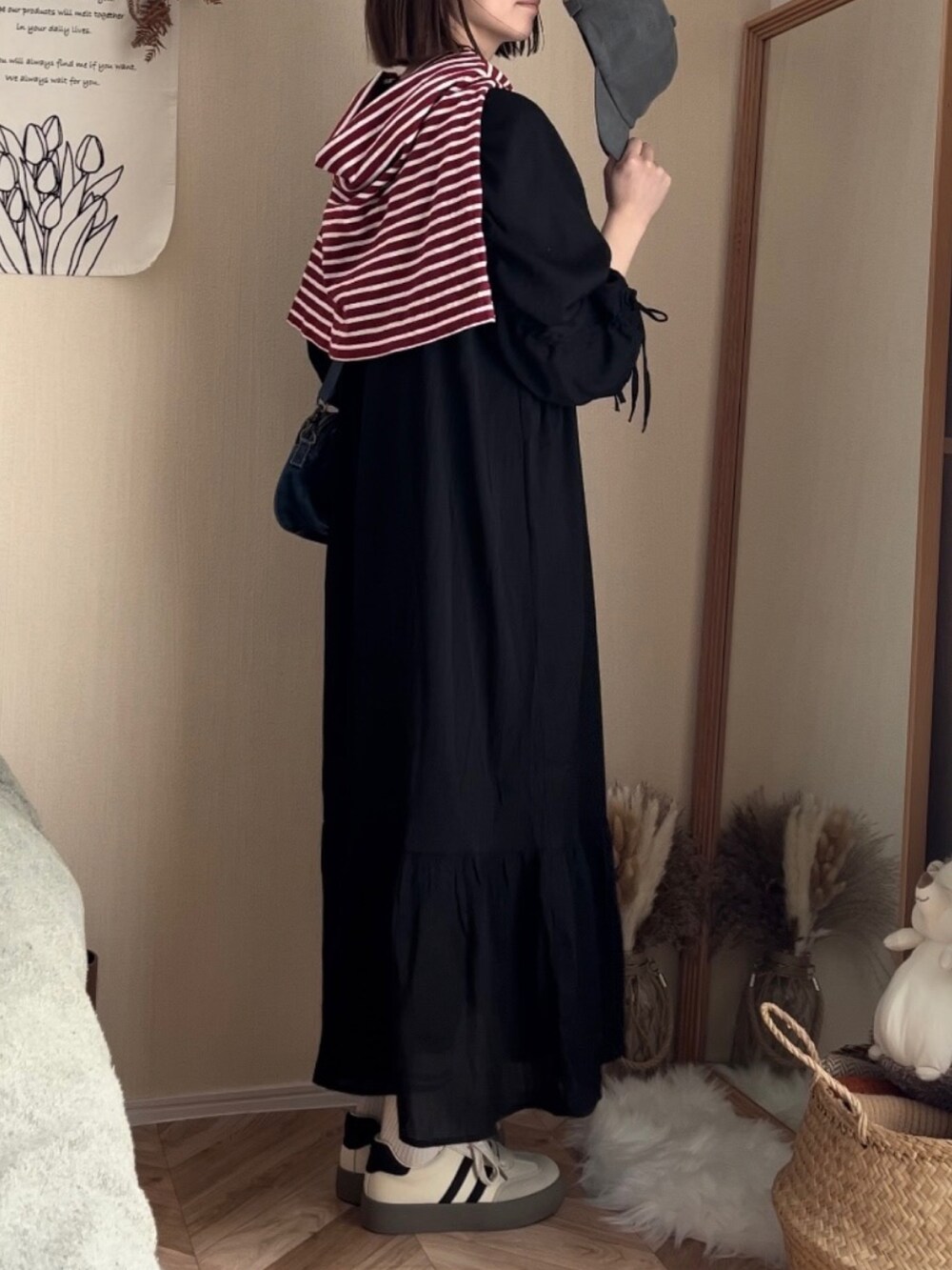 ブラック系のワンピース/ドレス、レッド系のTシャツ/カットソー、ブルー系のショルダーバッグを着用したレディースの春コーディネートの2枚目の写真