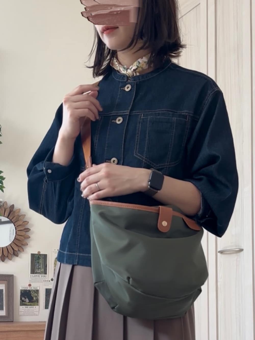 「デニム、デニムジャケット、ブルゾン、ikka、ショルダーバッグ、florist、プリーツスカート、レザー、ブラウン、オトナカジュアル、ママコーデ、秋服準備はじめました、トラッド、ローファー、オトナ女子」｜「floristの【メンズ・レディース兼用】ポイントレザーラウンドショルダーバッグ（ショルダーバッグ、グリーン系）」を使った、𝚍𝚊𝚛𝚊.さん（骨格ナチュラル・レディース・164cm）の秋コーディネートの3枚目の写真