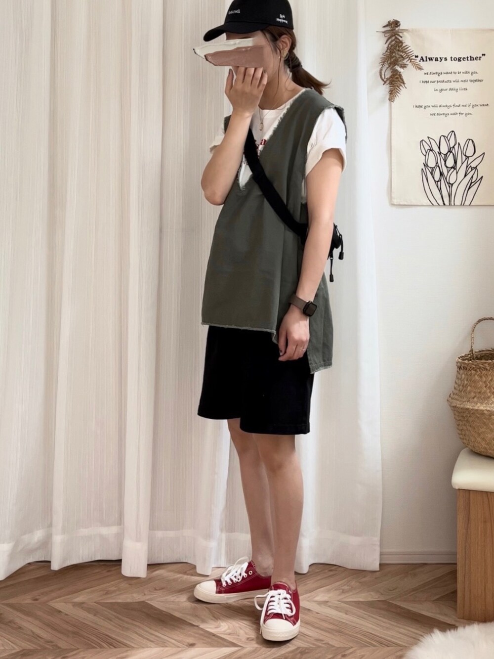 グリーン系のベスト、ホワイト系のTシャツ/カットソー、ブラック系のその他パンツを着用したレディースの夏コーディネートの2枚目の写真