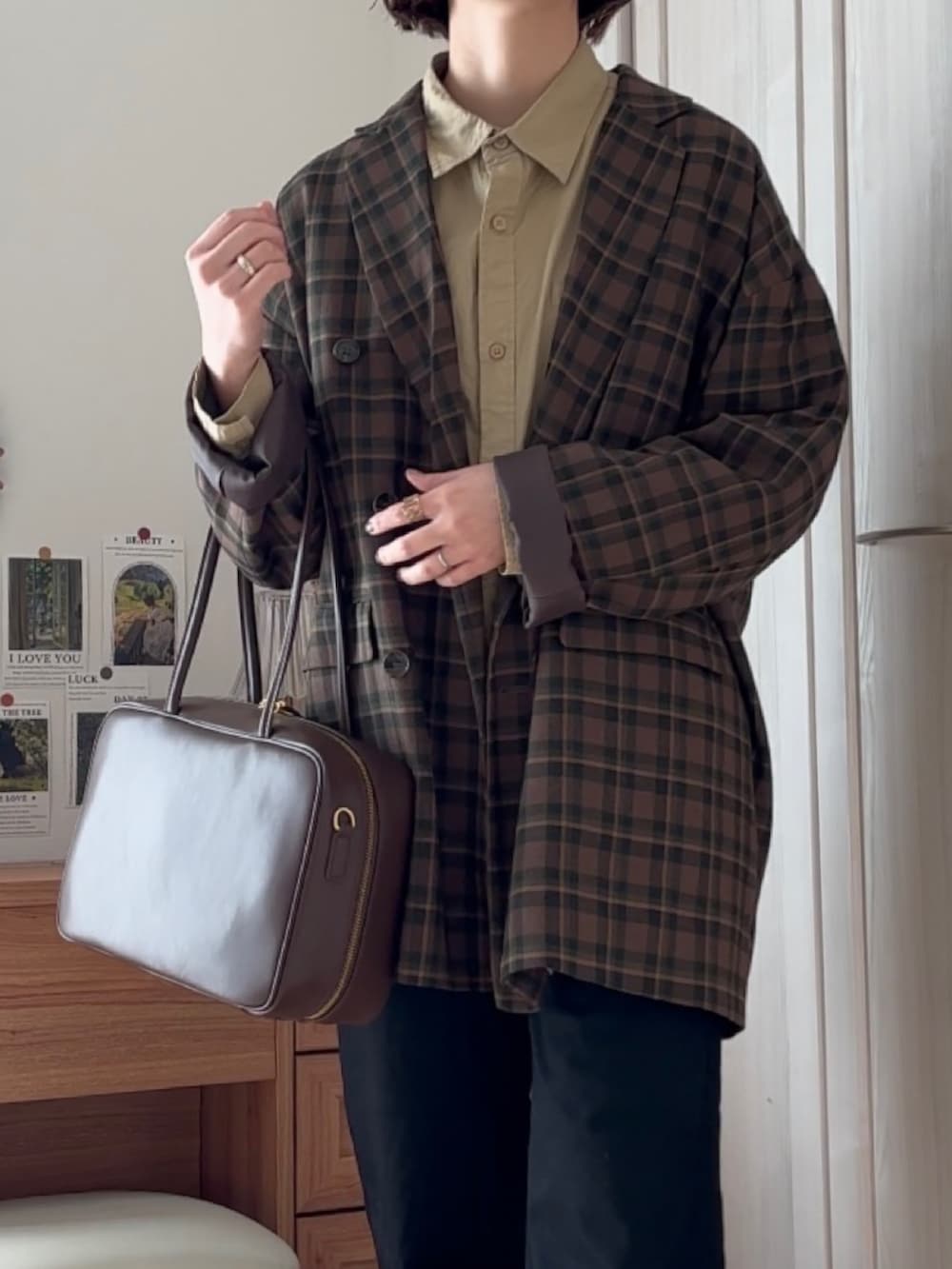 ブラック系のその他パンツ、ベージュ系のシャツ/ブラウス、ブラウン系のその他アウターを着用したレディースの冬コーディネートの3枚目の写真