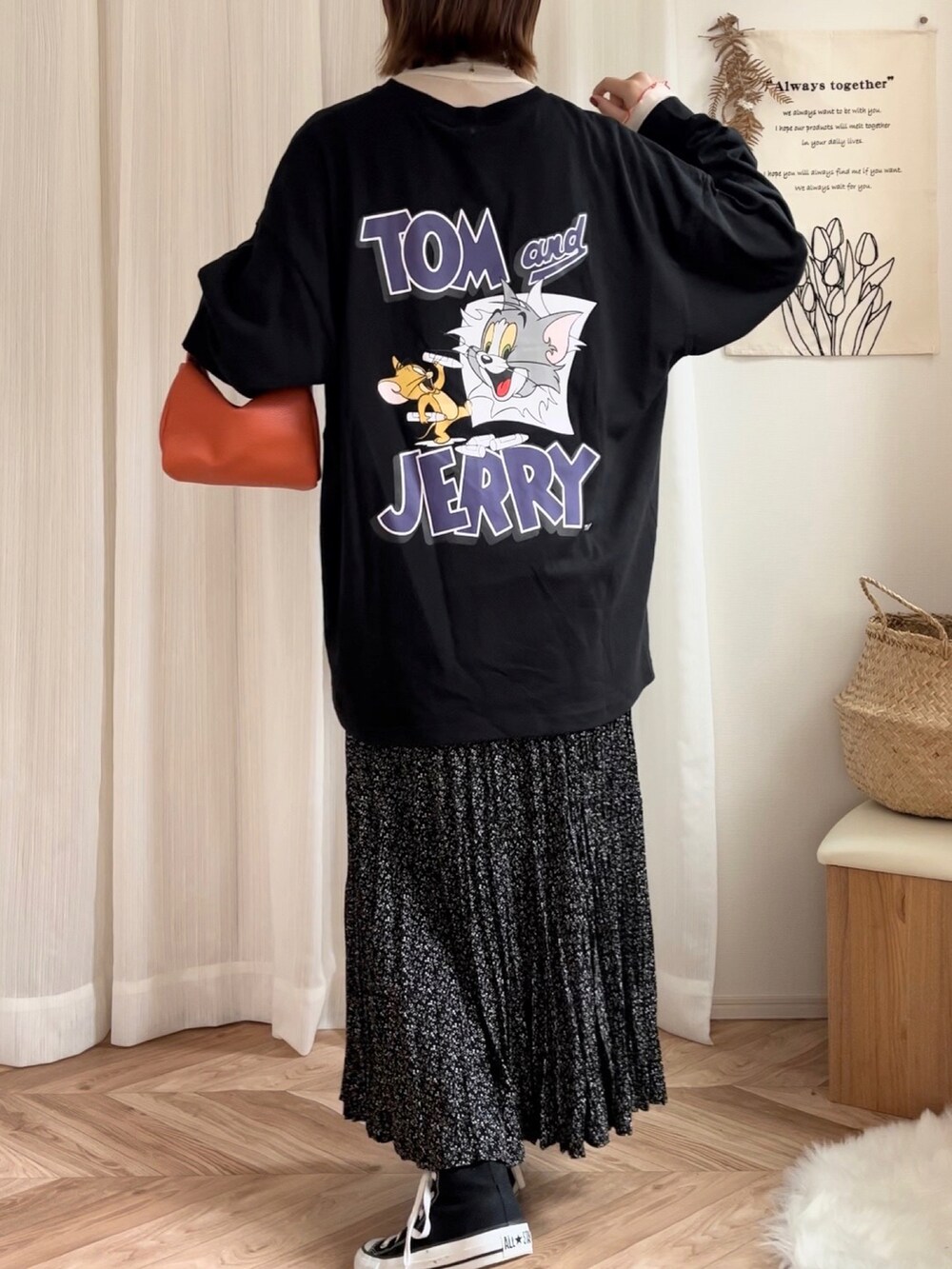 ブラック系のTシャツ/カットソー、ホワイト系のTシャツ/カットソー、オレンジ系のハンドバッグを着用したレディースの秋コーディネートの2枚目の写真