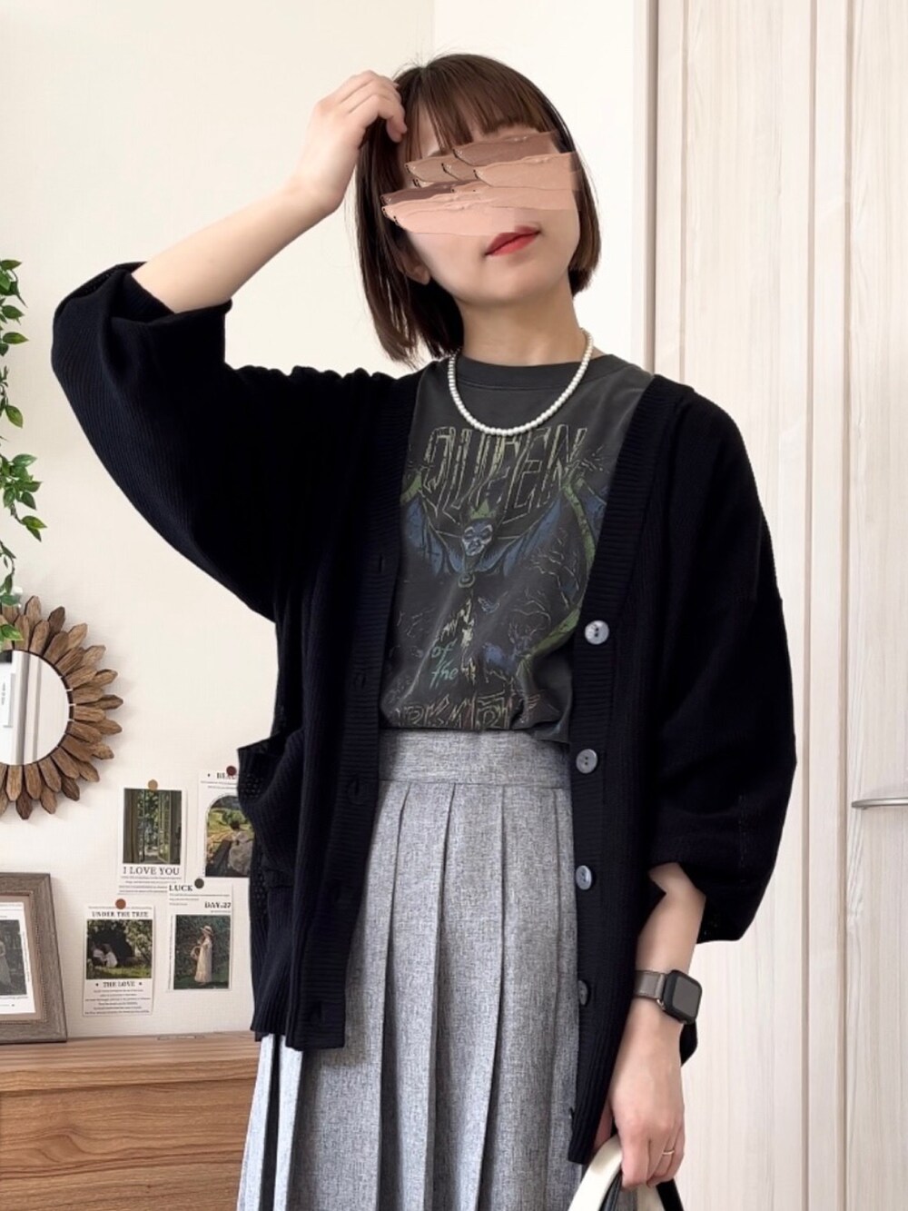 グレー系のTシャツ/カットソー、ブラック系のカーディガン/ボレロ、グレー系のスカートを着用したレディースの春コーディネートの2枚目の写真