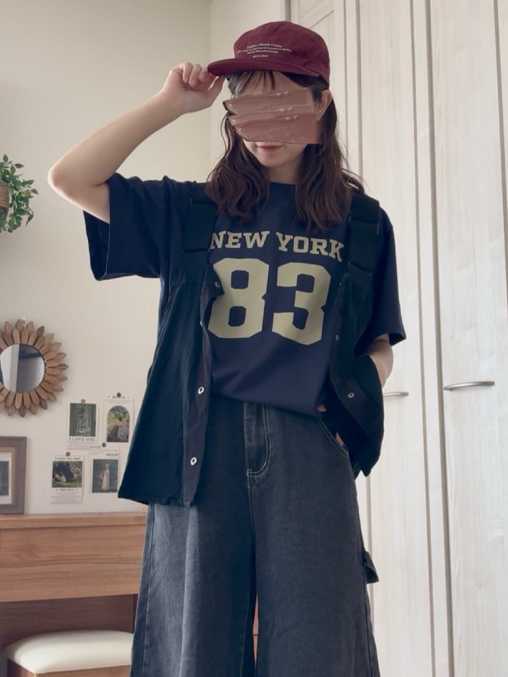 ブルー系のTシャツ/カットソーを着用したレディースの夏コーディネートの3枚目の写真