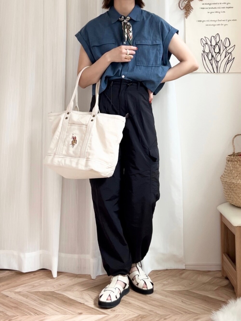 ブルー系のシャツ/ブラウス、ブラック系のその他パンツ、ホワイト系のトートバッグを着用したレディースの夏コーディネートの2枚目の写真