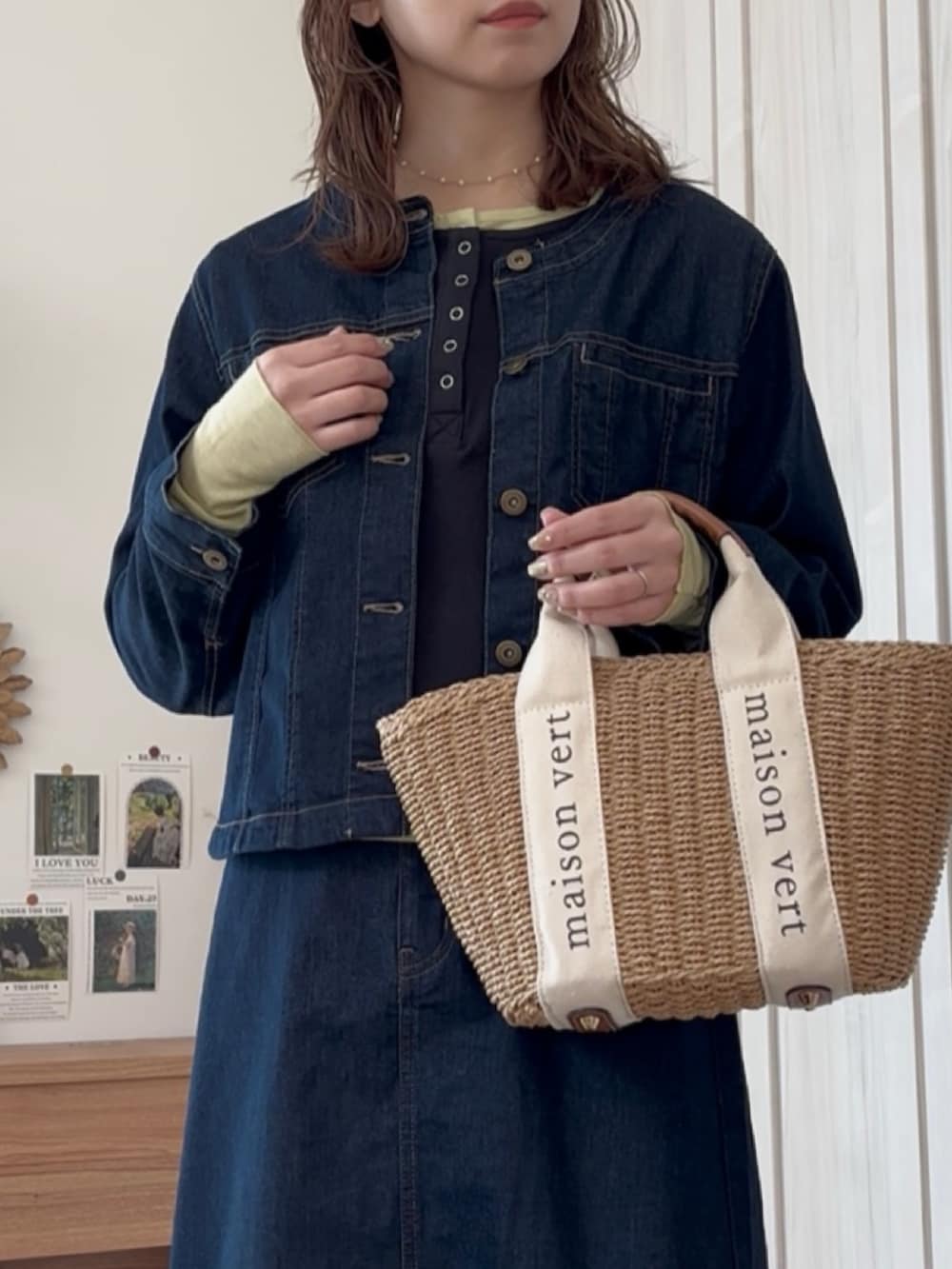 ブラック系のTシャツ/カットソー、ブルー系のデニムジャケット、ブルー系のデニムスカートを着用したレディースの春コーディネートの3枚目の写真