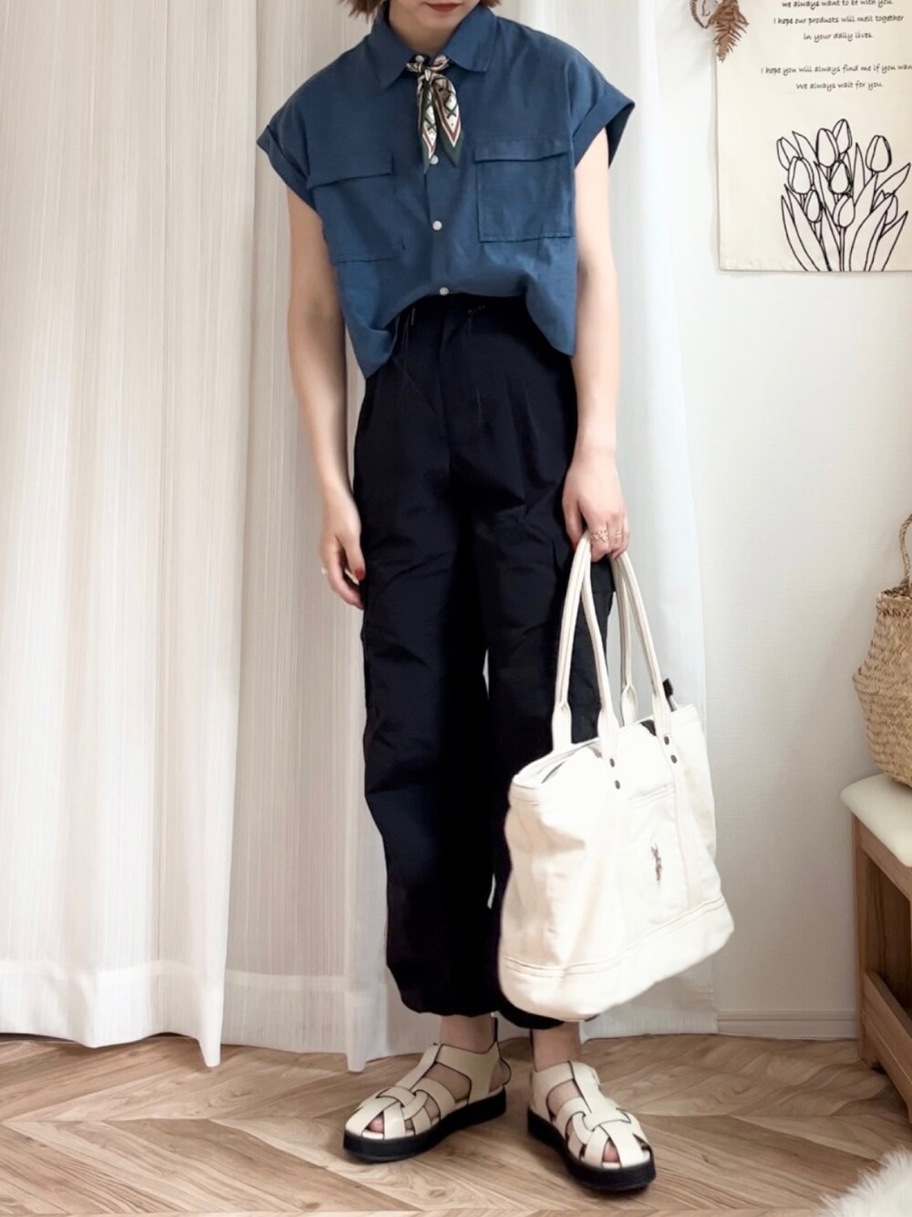 ブルー系のシャツ/ブラウス、ブラック系のその他パンツ、ホワイト系のトートバッグを着用したレディースの夏コーディネートの3枚目の写真