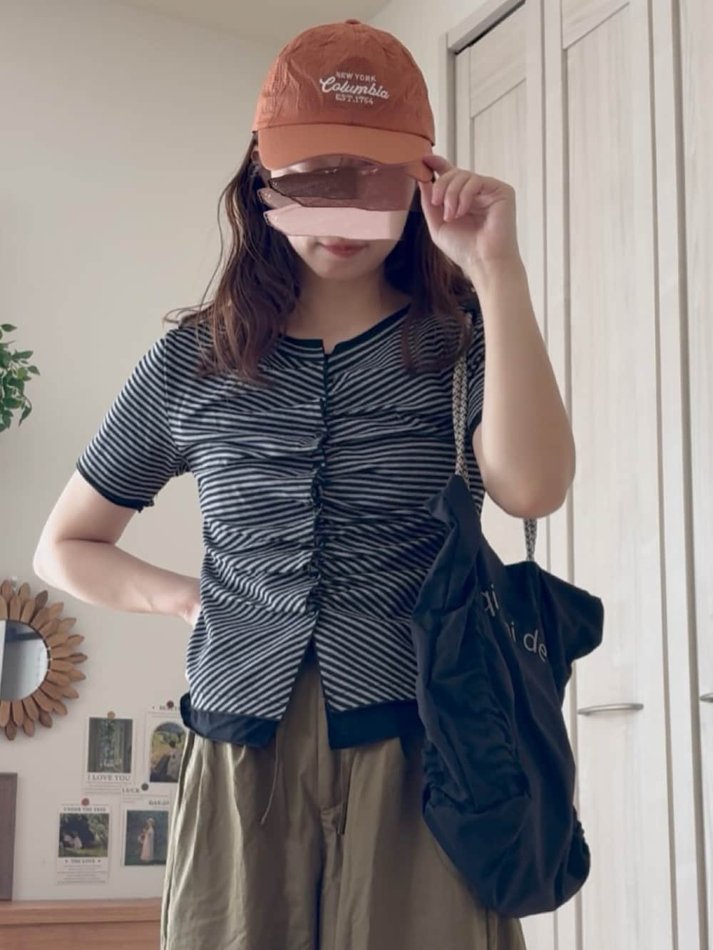 グレー系のTシャツ/カットソー、グリーン系のその他パンツ、ブラック系のトートバッグを着用したレディースの夏コーディネートの3枚目の写真
