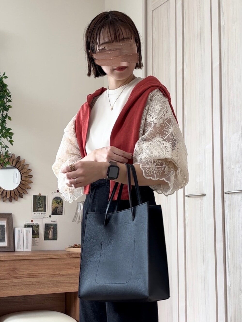 ベージュ系のTシャツ/カットソー、ブラック系のデニムパンツ、ブラック系のトートバッグを着用したレディースの秋コーディネートの2枚目の写真