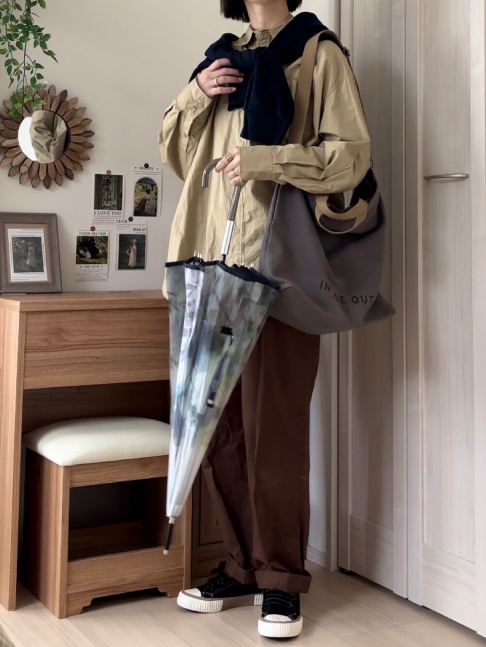 ベージュ系のシャツ/ブラウス、ブラウン系のその他パンツ、その他の長傘を着用したレディースの秋コーディネートの3枚目の写真