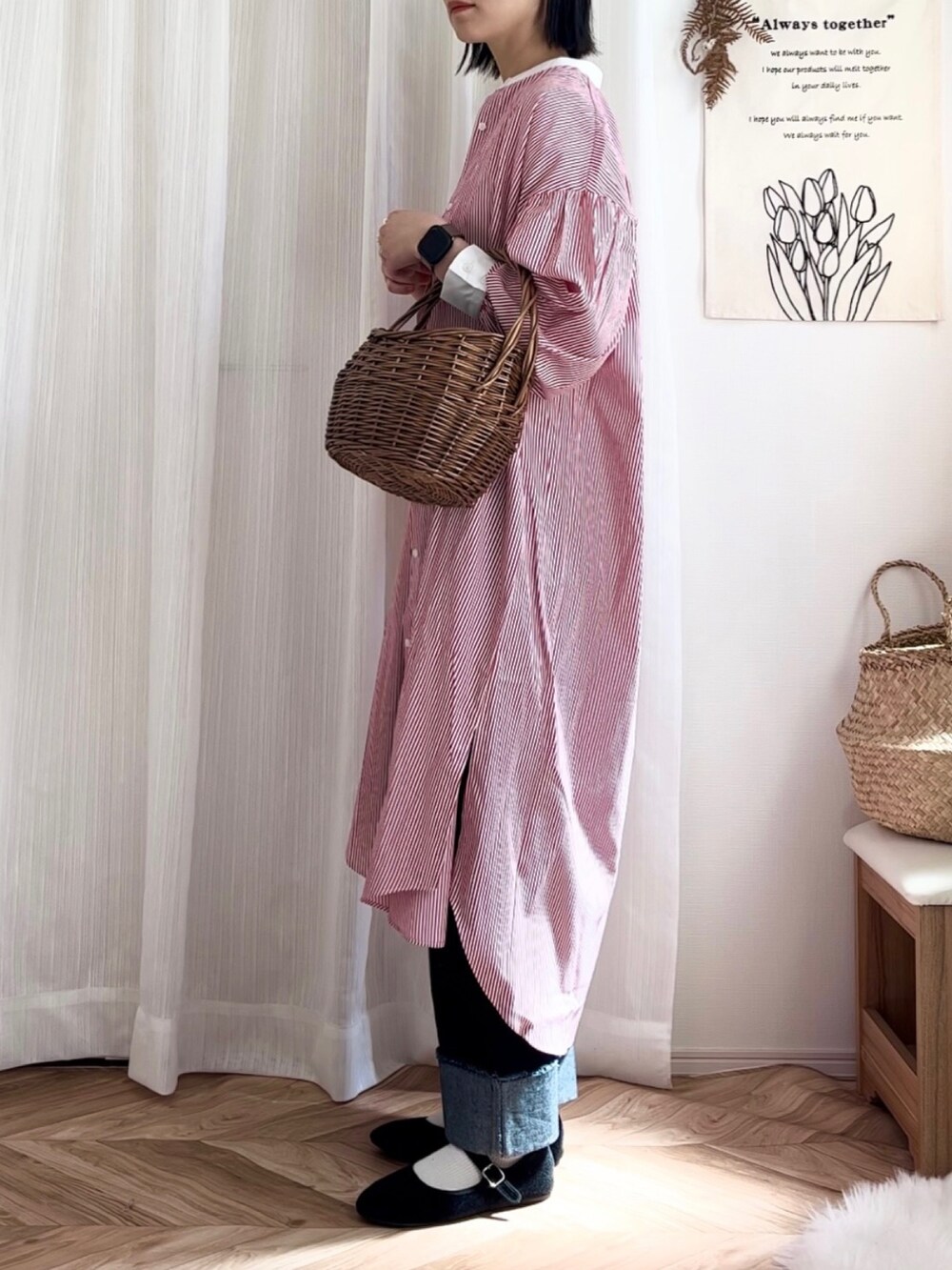 ホワイト系のTシャツ/カットソー、レッド系のシャツワンピース、ブルー系のデニムパンツを着用したレディースの春コーディネートの3枚目の写真
