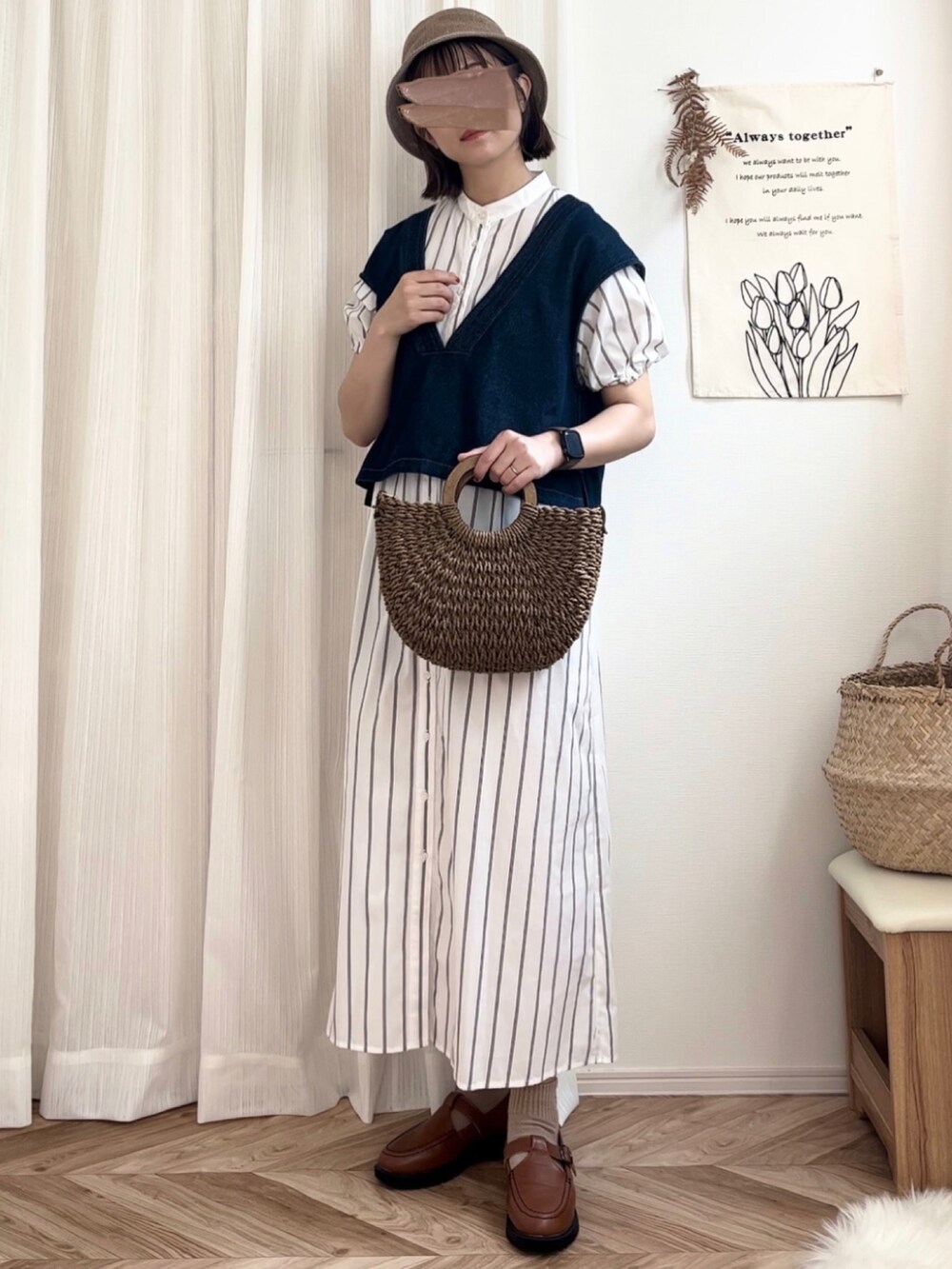 ブルー系のベスト、ブラウン系のショルダーバッグ、イエロー系のローファーを着用したレディースの夏コーディネートの5枚目の写真