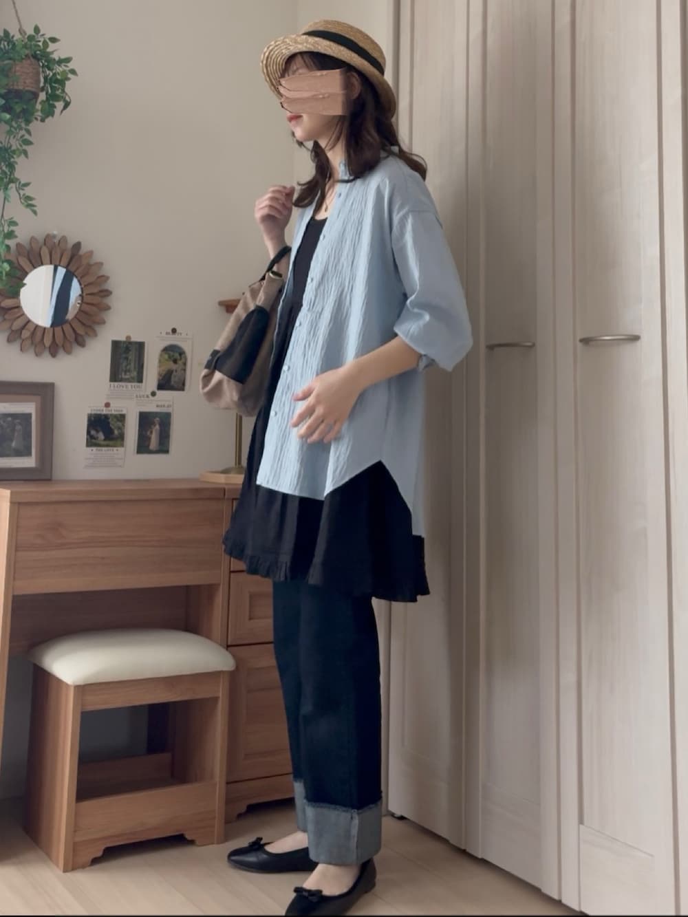 ブラック系のワンピース、ブルー系のシャツ/ブラウス、ベージュ系のショルダーバッグを着用したレディースの春コーディネートの3枚目の写真