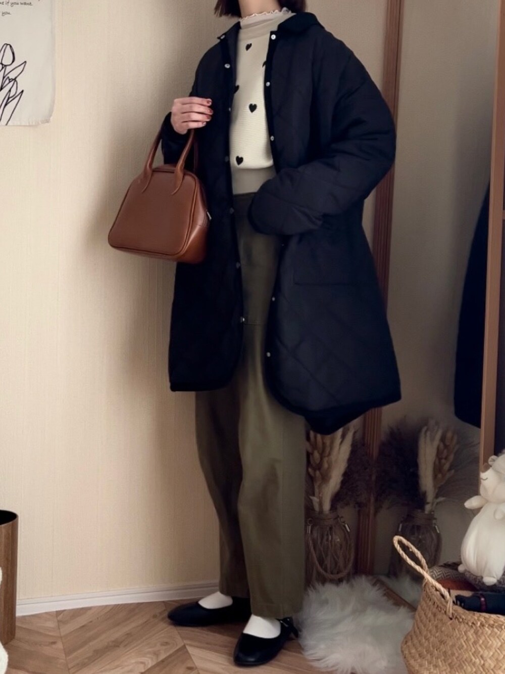 ベージュ系のカーディガン/ボレロ、グリーン系のその他パンツ、イエロー系のボストンバッグを着用したレディースの春コーディネートの3枚目の写真
