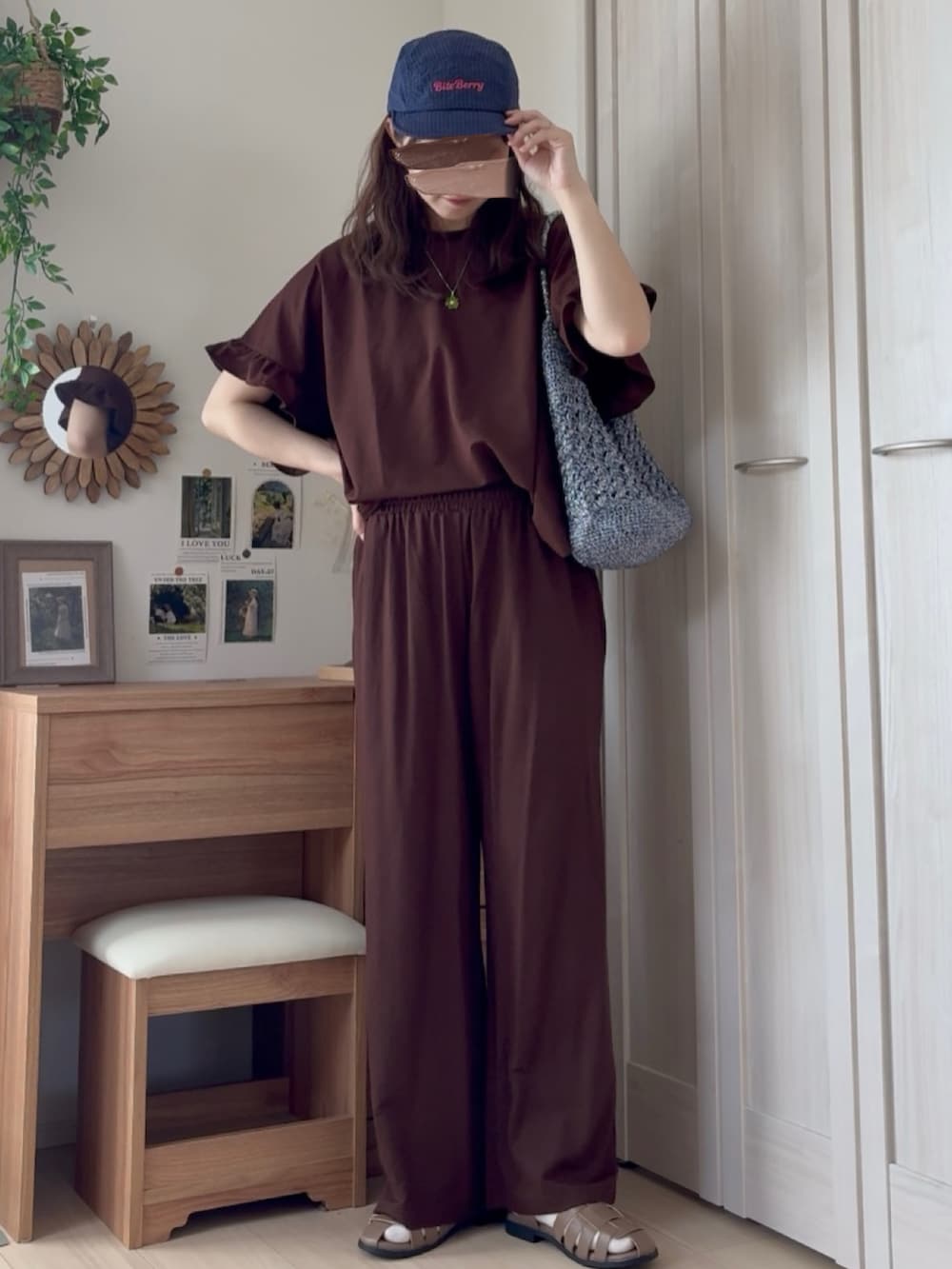ブルー系のかごバッグ、ブラウン系のTシャツ/カットソー、ブラウン系のその他パンツを着用したレディースの夏コーディネートの2枚目の写真