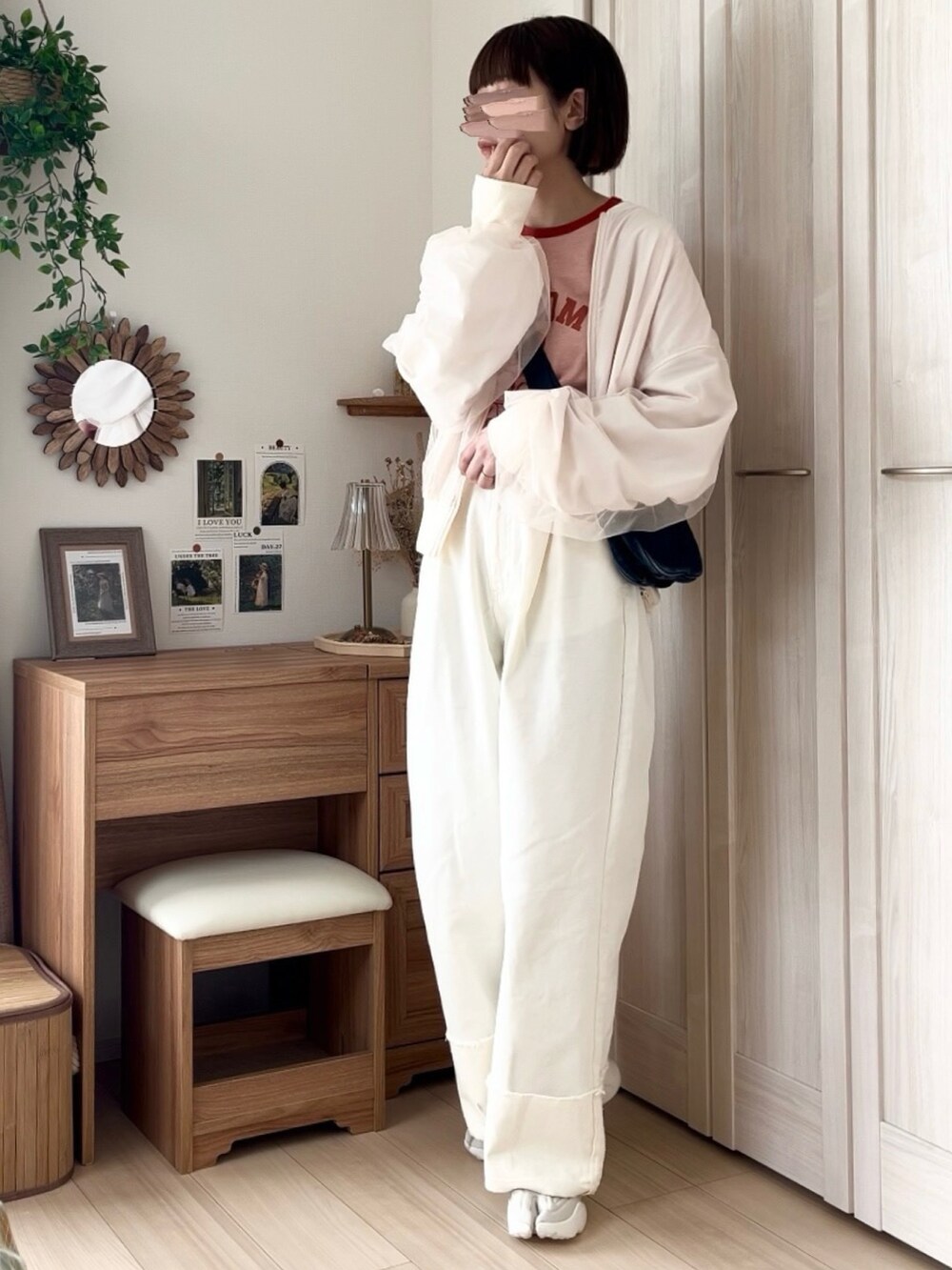 ホワイト系のブルゾン、ホワイト系のデニムパンツ、ブラウン系のTシャツ/カットソーを着用したレディースの春コーディネートの2枚目の写真