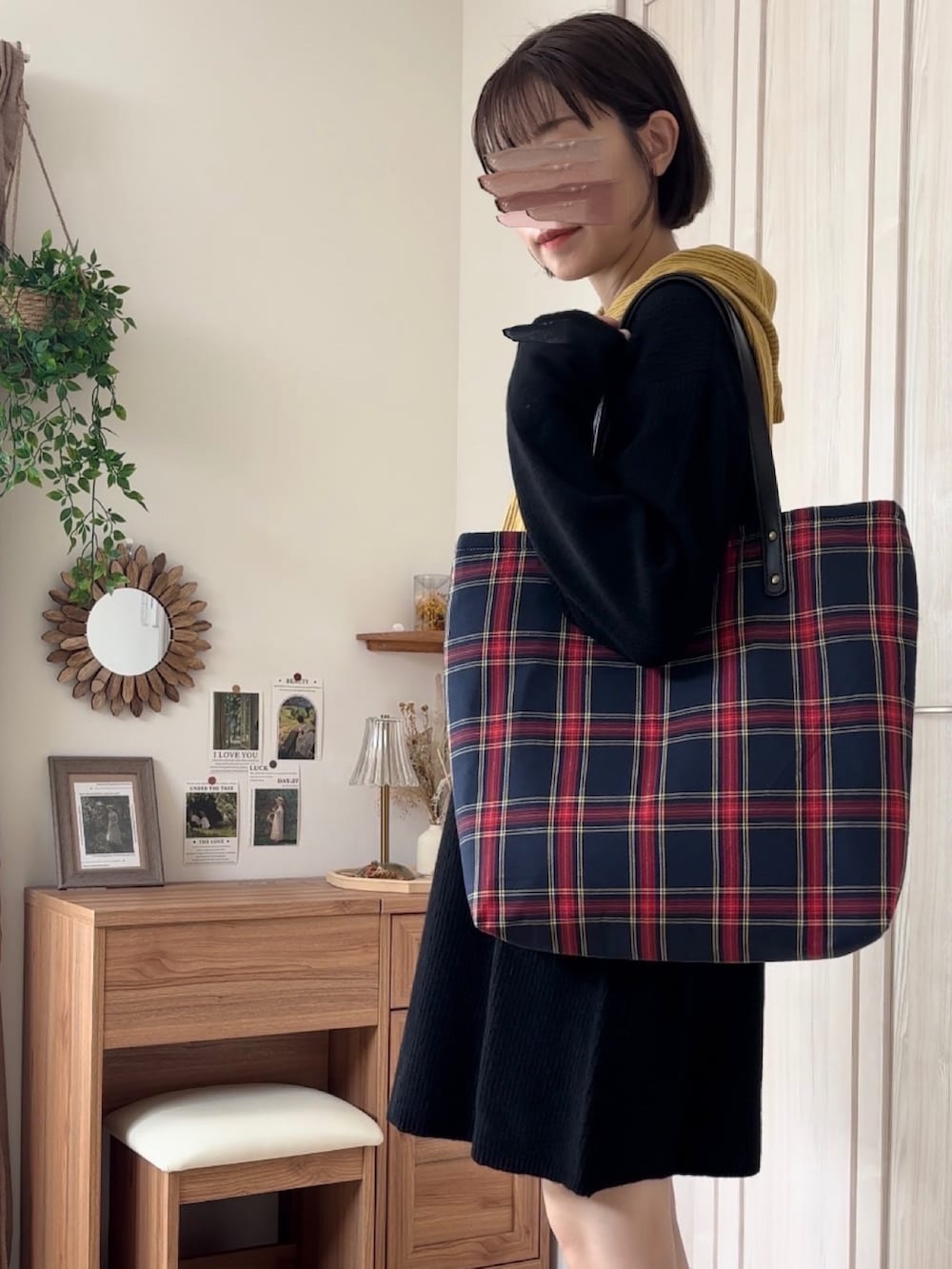 ブラック系のワンピース、ブラウン系のブーツを着用したレディースの秋コーディネートの3枚目の写真