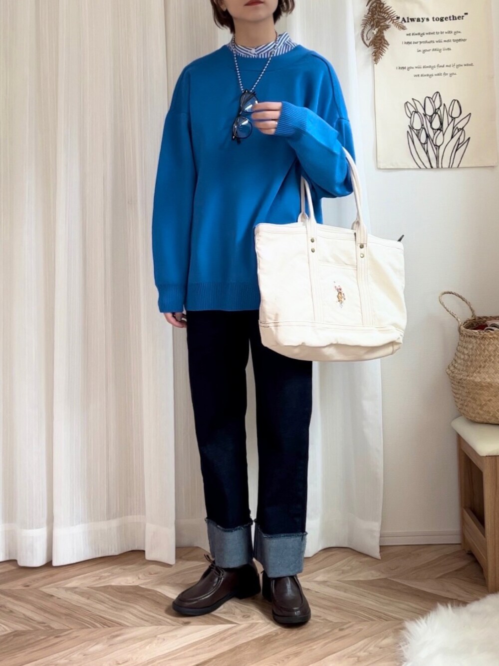 ブルー系のカーディガン/ボレロ、ブルー系のシャツ/ブラウス、ブルー系のデニムパンツを着用したレディースの冬コーディネートの3枚目の写真