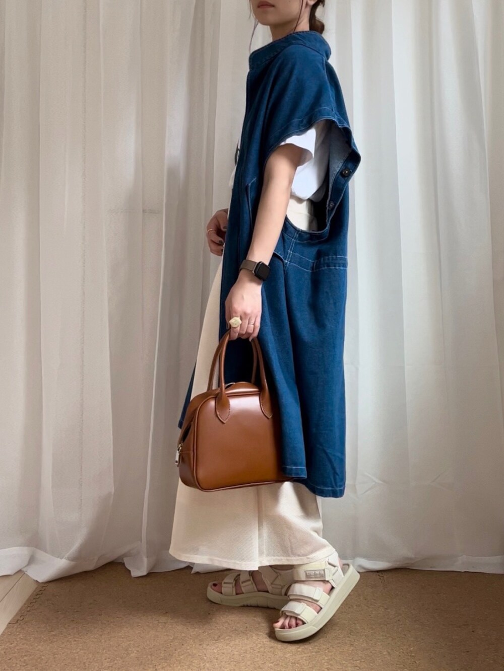 ホワイト系のTシャツ/カットソー、ベージュ系のスカート、ブルー系のモッズコートを着用したレディースの春コーディネートの2枚目の写真