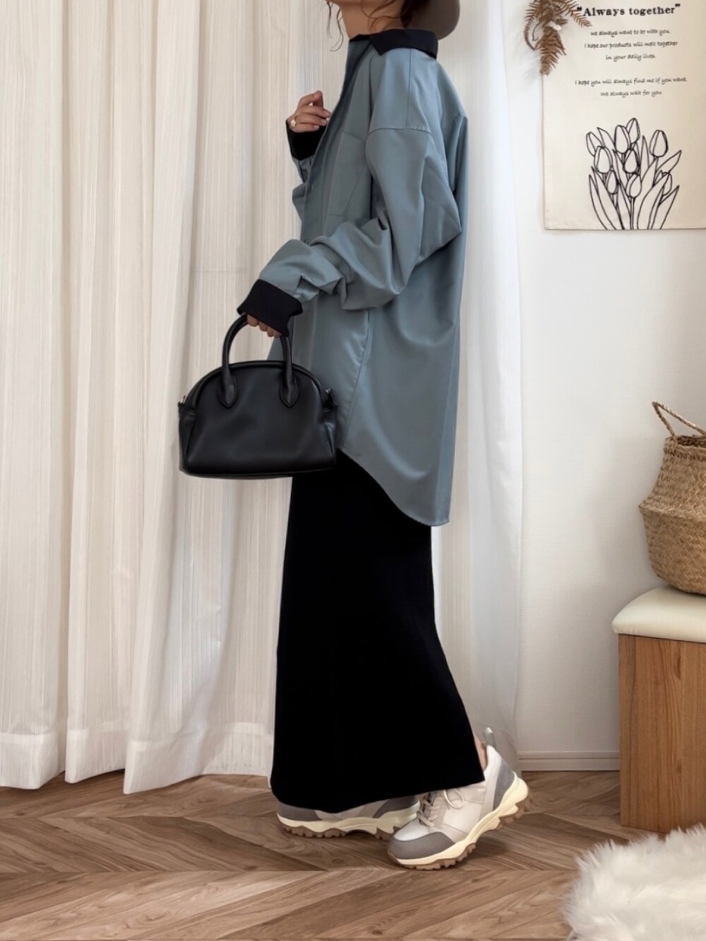 グリーン系のシャツ/ブラウス、ブラック系のワンピース、ブラック系のボストンバッグを着用したレディースの秋コーディネートの3枚目の写真