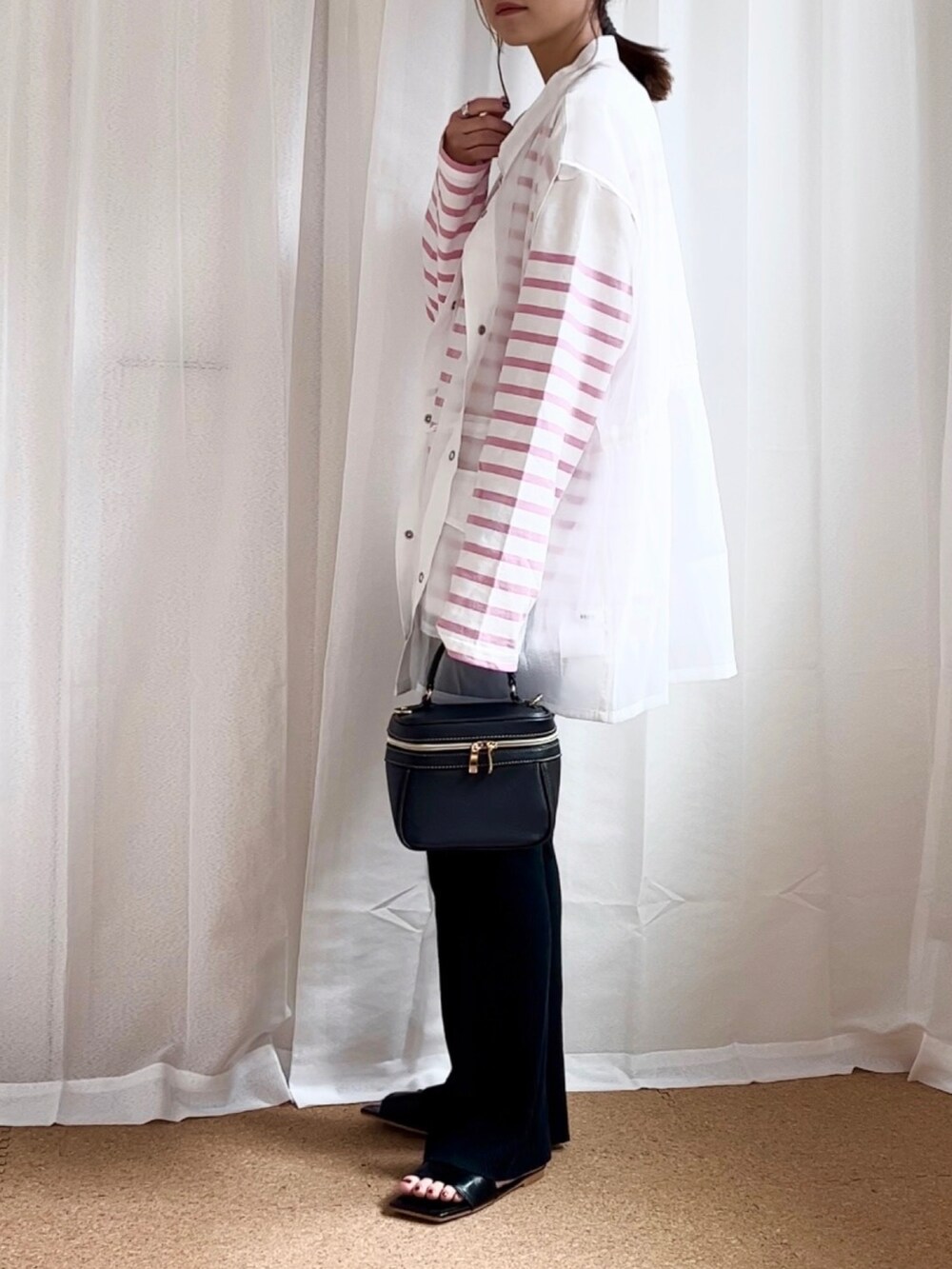 ホワイト系のベスト、ピンク系のTシャツ/カットソー、ブラック系のその他パンツを着用したレディースの夏コーディネートの2枚目の写真