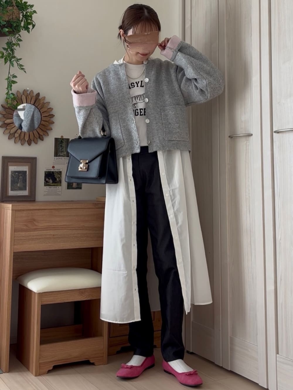 グレー系のカーディガン/ボレロ、ブルー系のその他パンツ、ピンク系のバレエシューズを着用したレディースの秋コーディネートの3枚目の写真