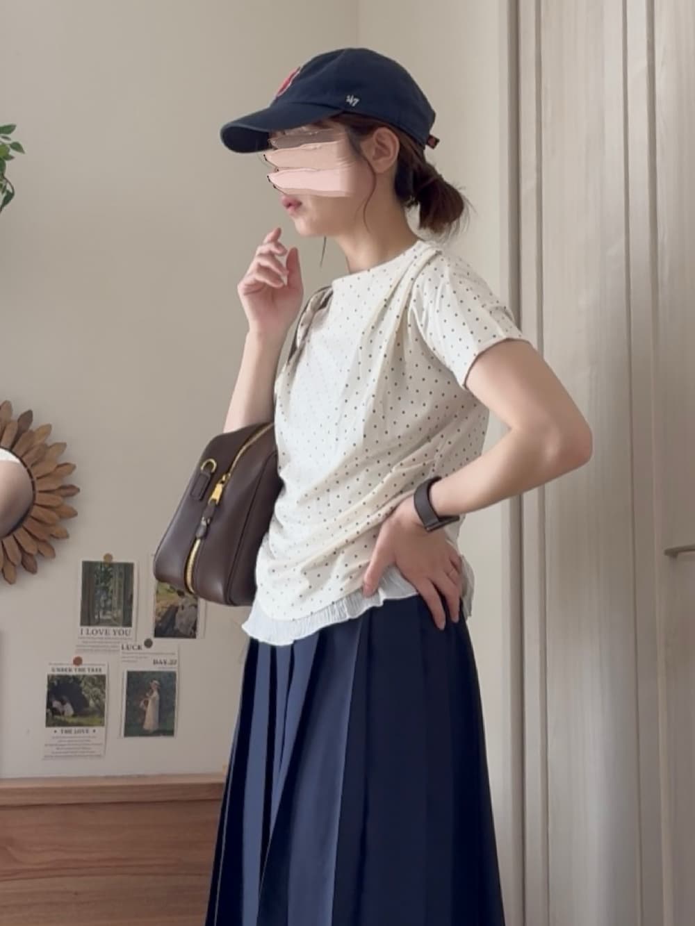 ホワイト系のTシャツ/カットソーを着用したレディースの夏コーディネートの2枚目の写真