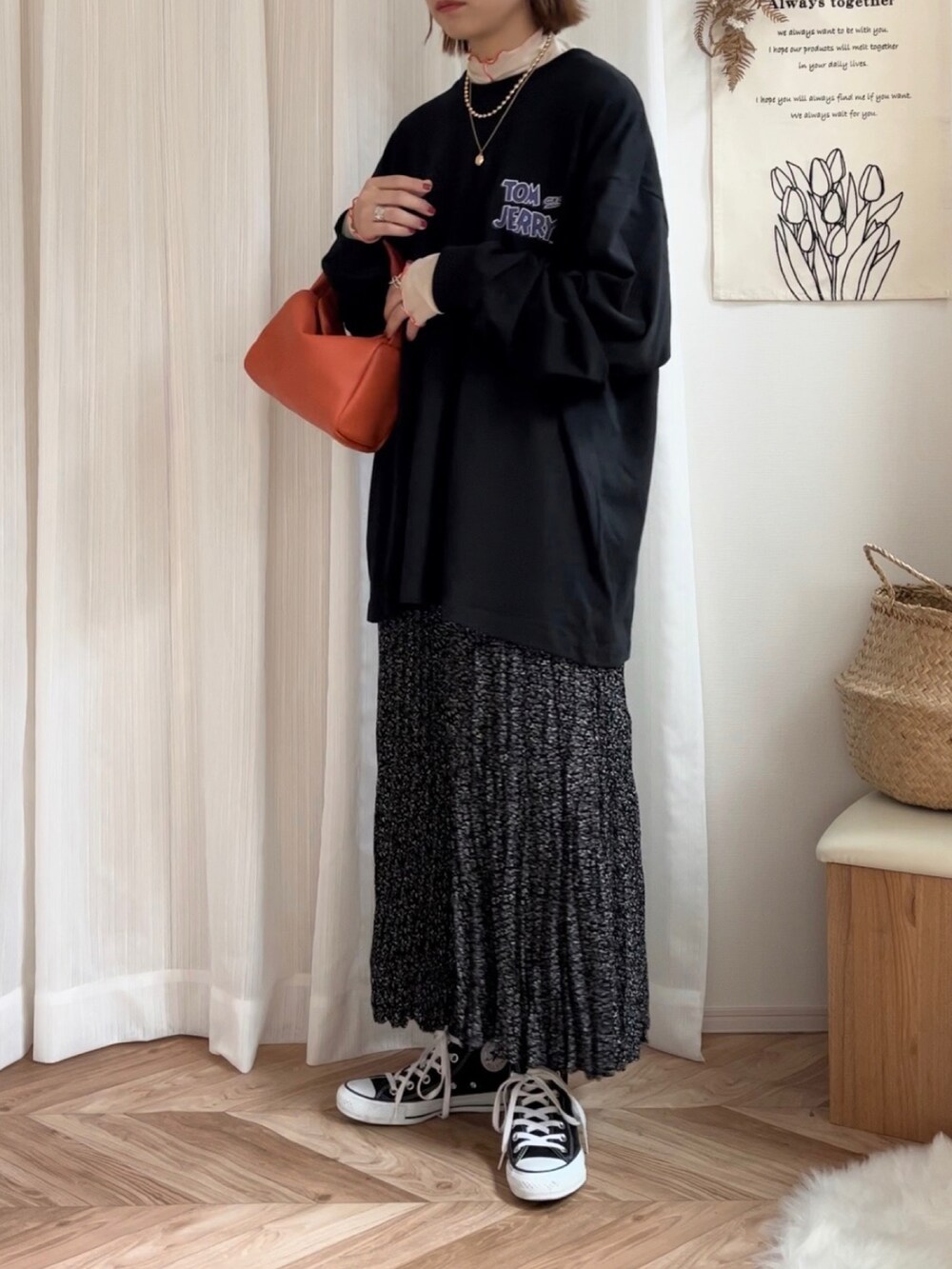 ブラック系のTシャツ/カットソー、ホワイト系のTシャツ/カットソー、オレンジ系のハンドバッグを着用したレディースの秋コーディネートの4枚目の写真