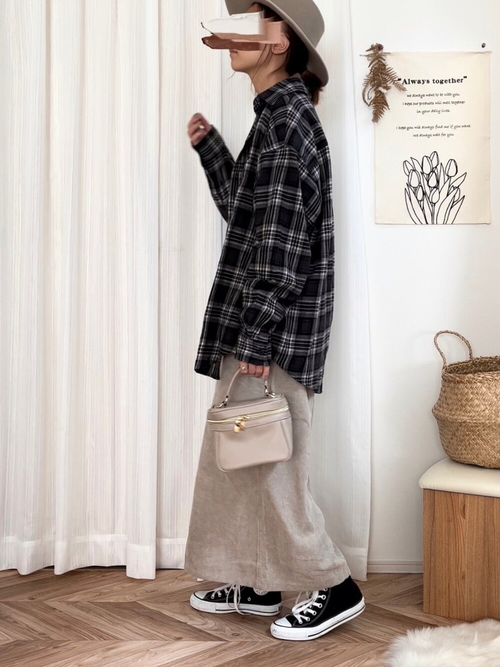 ブルー系のTシャツ/カットソー、ブラック系のシャツ/ブラウス、ブラック系のスニーカーを着用したレディースの秋コーディネートの3枚目の写真