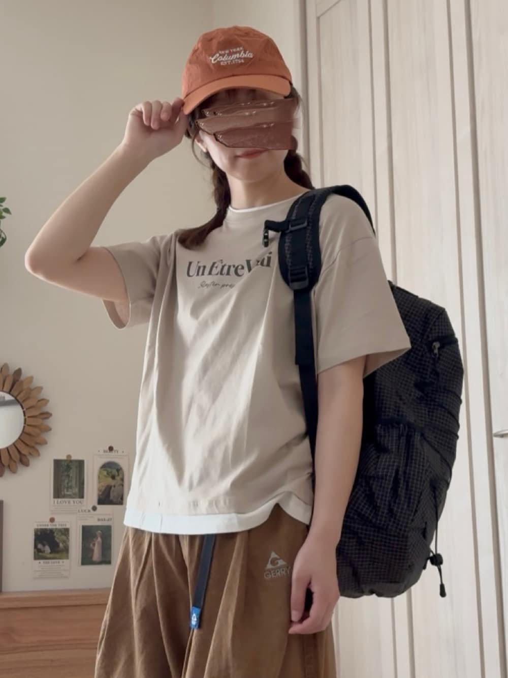 ベージュ系のTシャツ/カットソー、ベージュ系のその他パンツ、ブラック系のバックパック/リュックを着用したレディースの夏コーディネートの4枚目の写真