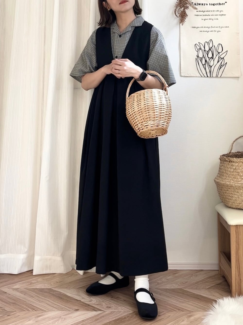 ブラック系のシャツ/ブラウス、ブラック系のワンピース、ブラック系のバレエシューズを着用したレディースの秋コーディネートの2枚目の写真