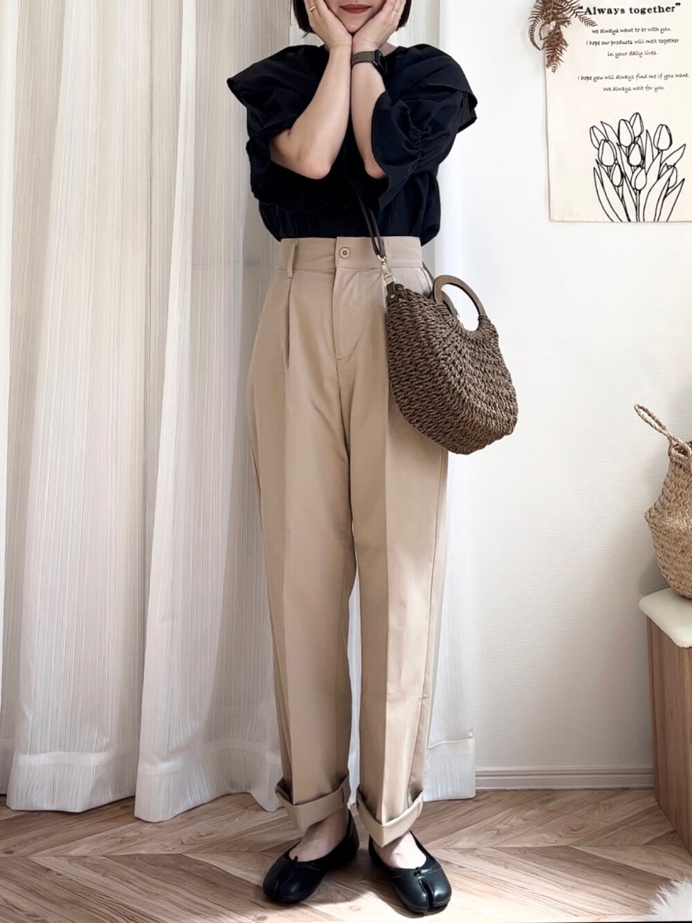 ブラック系のシャツ/ブラウス、ベージュ系のチノパンツ、ブラウン系のショルダーバッグを着用したレディースの夏コーディネートの2枚目の写真