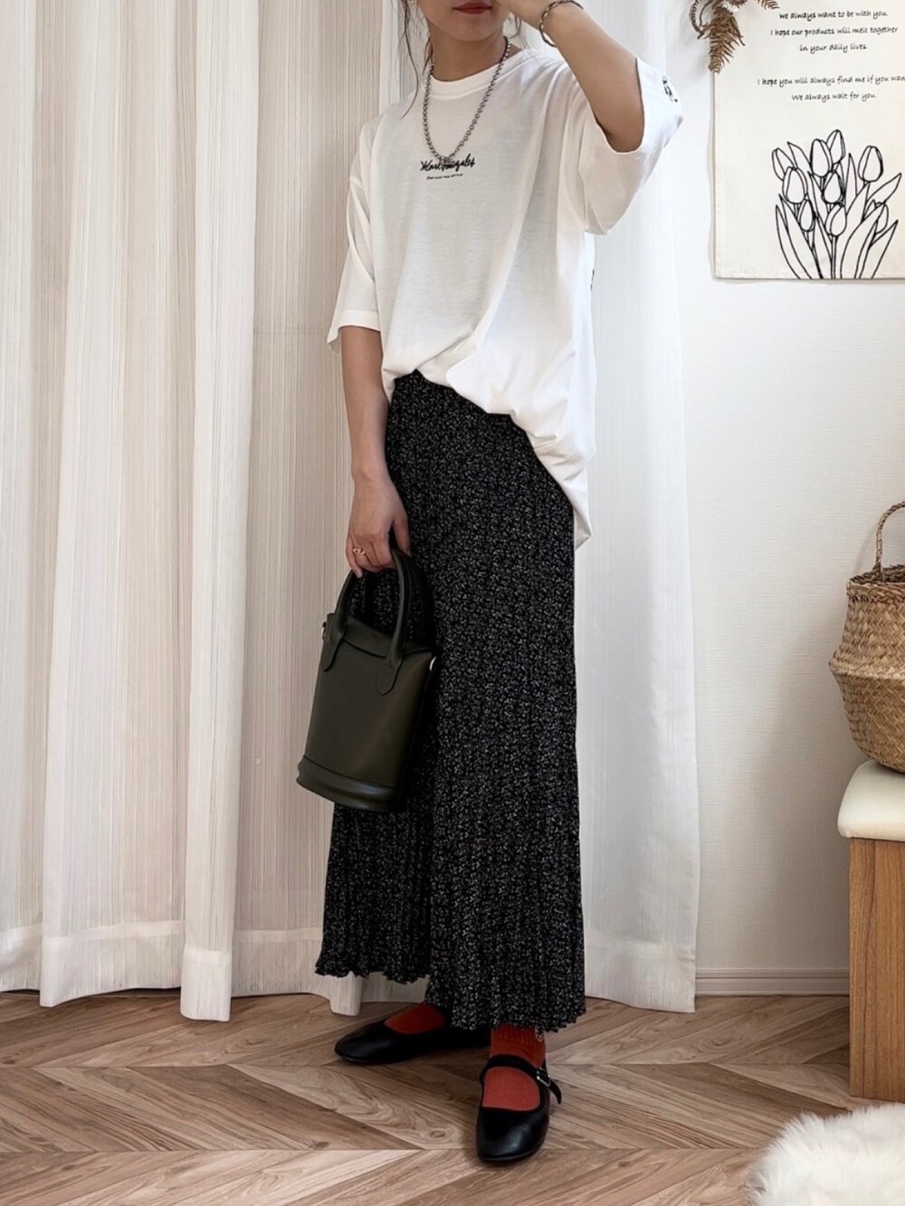 ホワイト系のTシャツ/カットソー、ブラック系のバレエシューズ、ブラック系のハンドバッグを着用したレディースの夏コーディネートの3枚目の写真