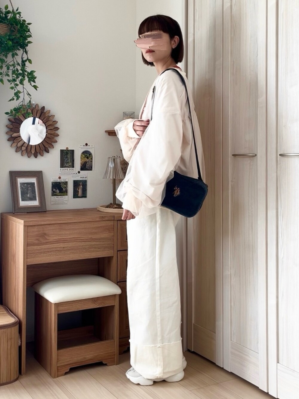 ホワイト系のブルゾン、ホワイト系のデニムパンツ、ブラウン系のTシャツ/カットソーを着用したレディースの春コーディネートの3枚目の写真