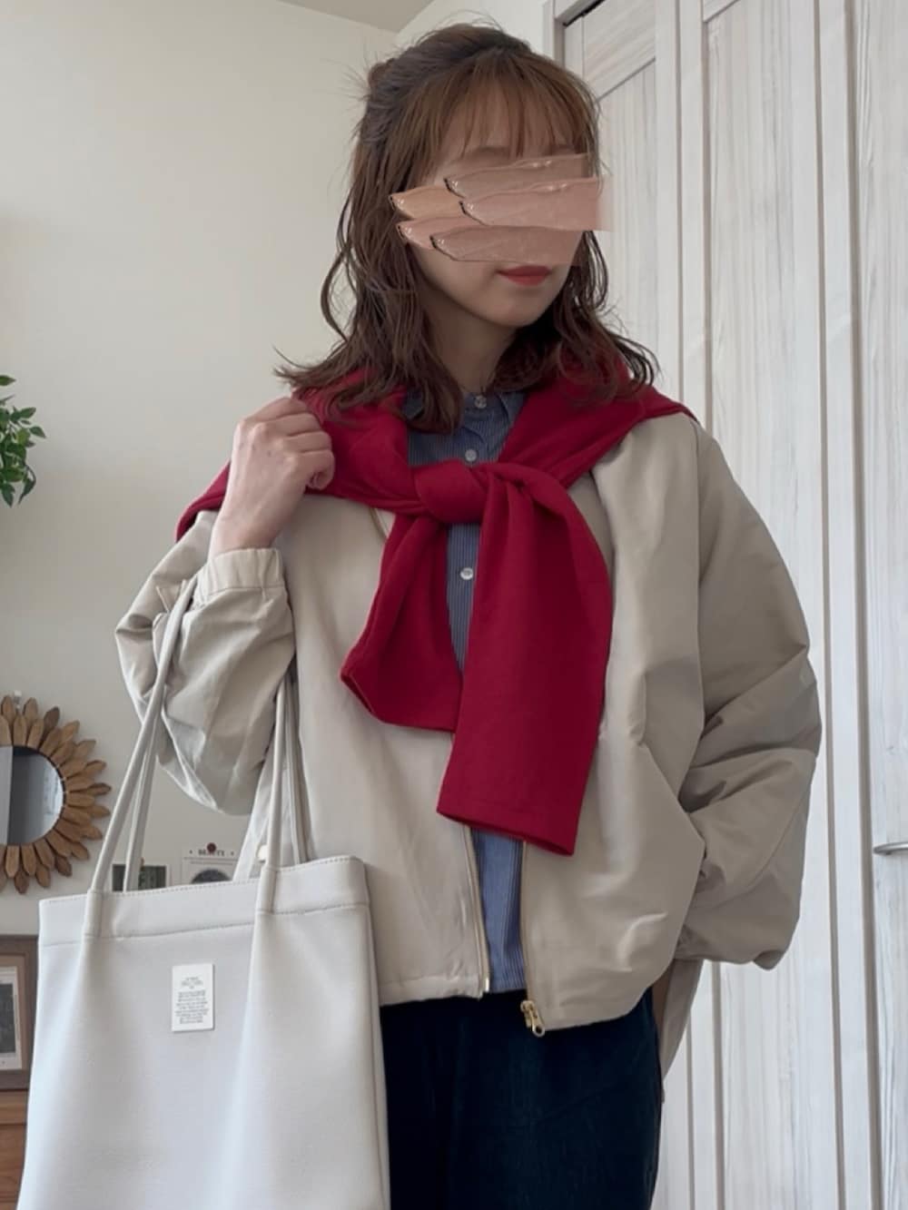 ブルー系のシャツ/ブラウス、ホワイト系のマウンテンパーカー、ブルー系のその他パンツを着用したレディースの春コーディネートの2枚目の写真