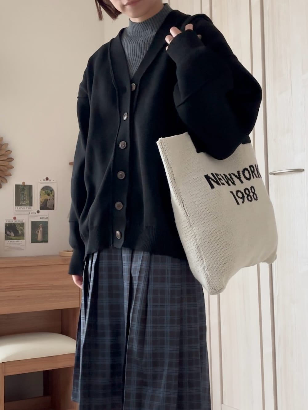 ブラック系のカーディガン/ボレロ、ブラック系のスカート、グレー系のTシャツ/カットソーを着用したレディースの冬コーディネートの3枚目の写真