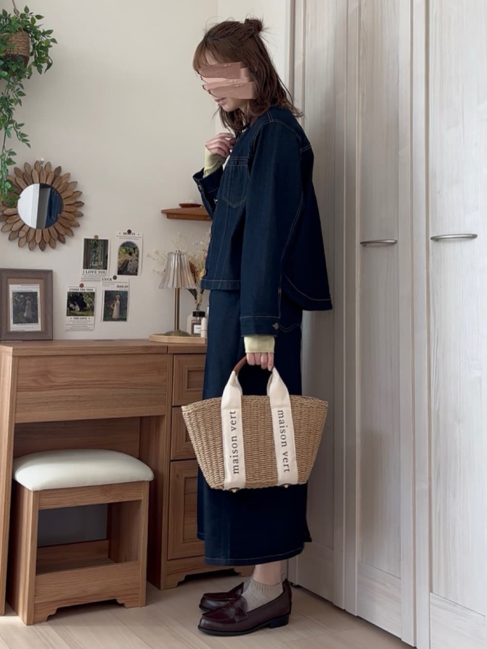 ブラック系のTシャツ/カットソー、ブルー系のデニムジャケット、ブルー系のデニムスカートを着用したレディースの春コーディネートの2枚目の写真