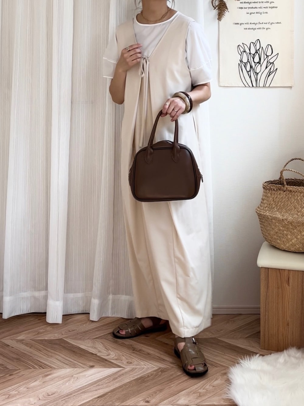 ホワイト系のシャツ/ブラウス、ホワイト系のジャンパースカート、ブラウン系のボストンバッグを着用したレディースの夏コーディネートの2枚目の写真