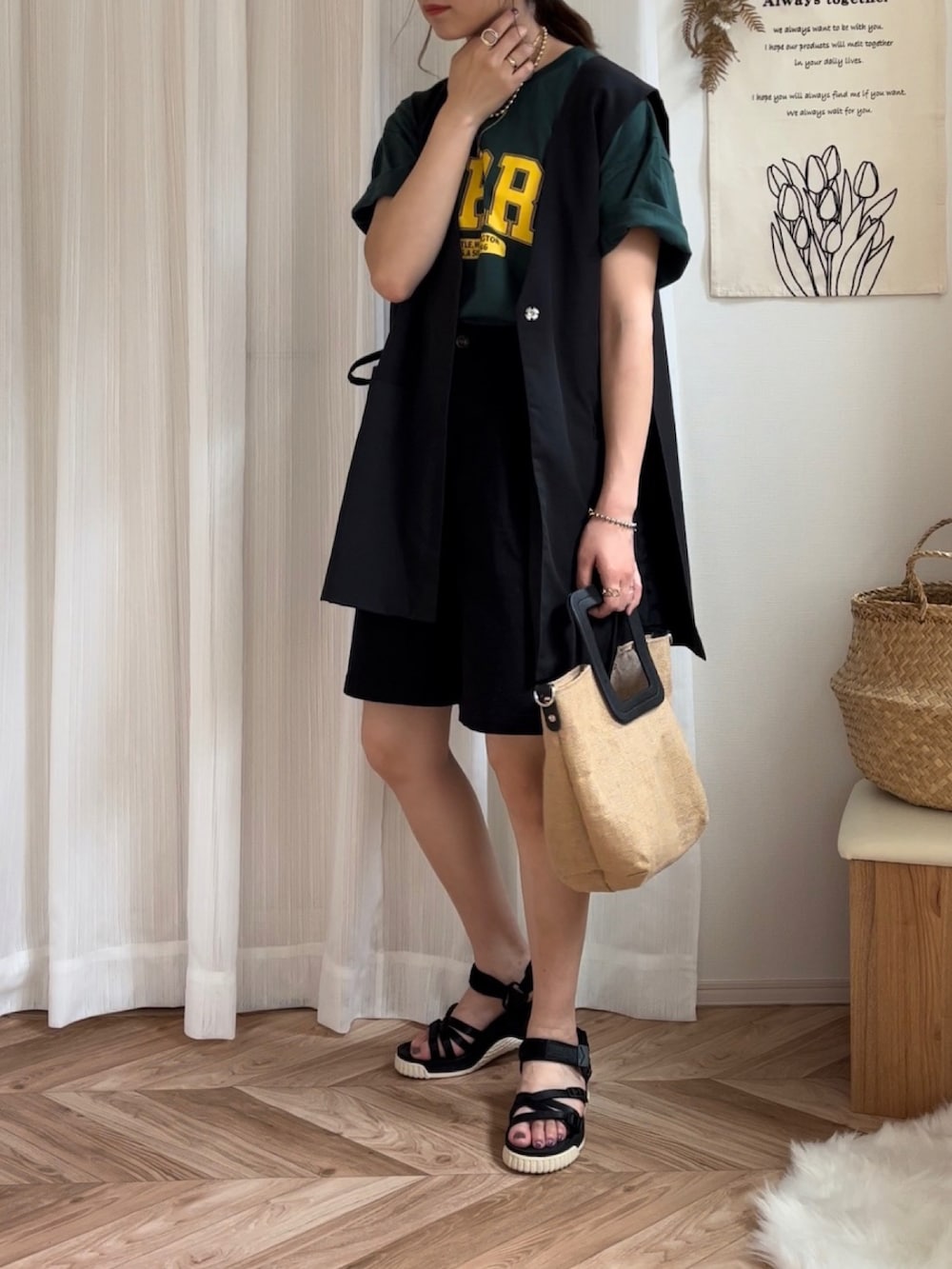 グリーン系のTシャツ/カットソー、ブラック系のベスト、ブラック系のその他パンツを着用したレディースの夏コーディネートの3枚目の写真